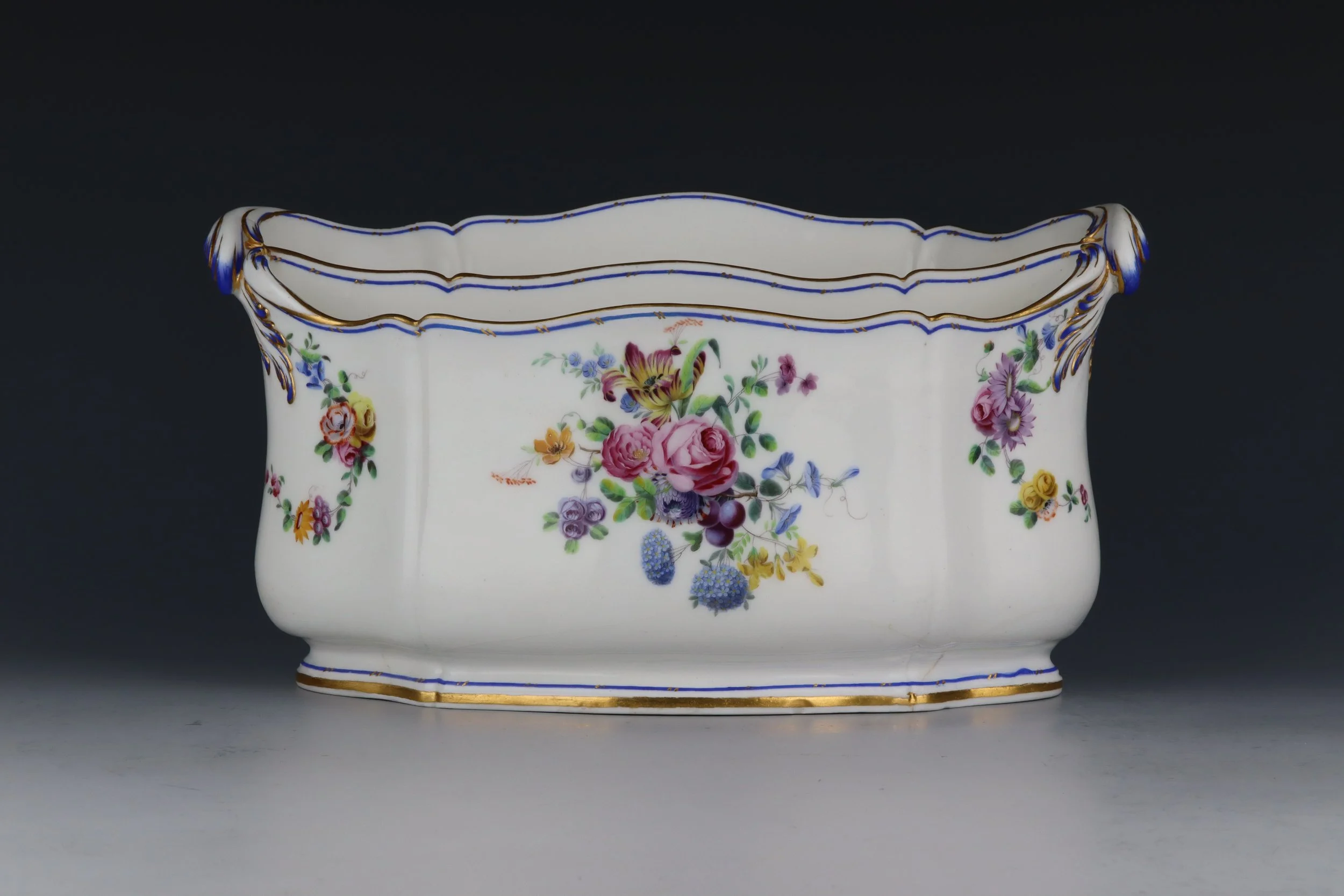 Sèvres cuvette à compartiments à décor de guirlandes et bouquets de fleurs, 1760