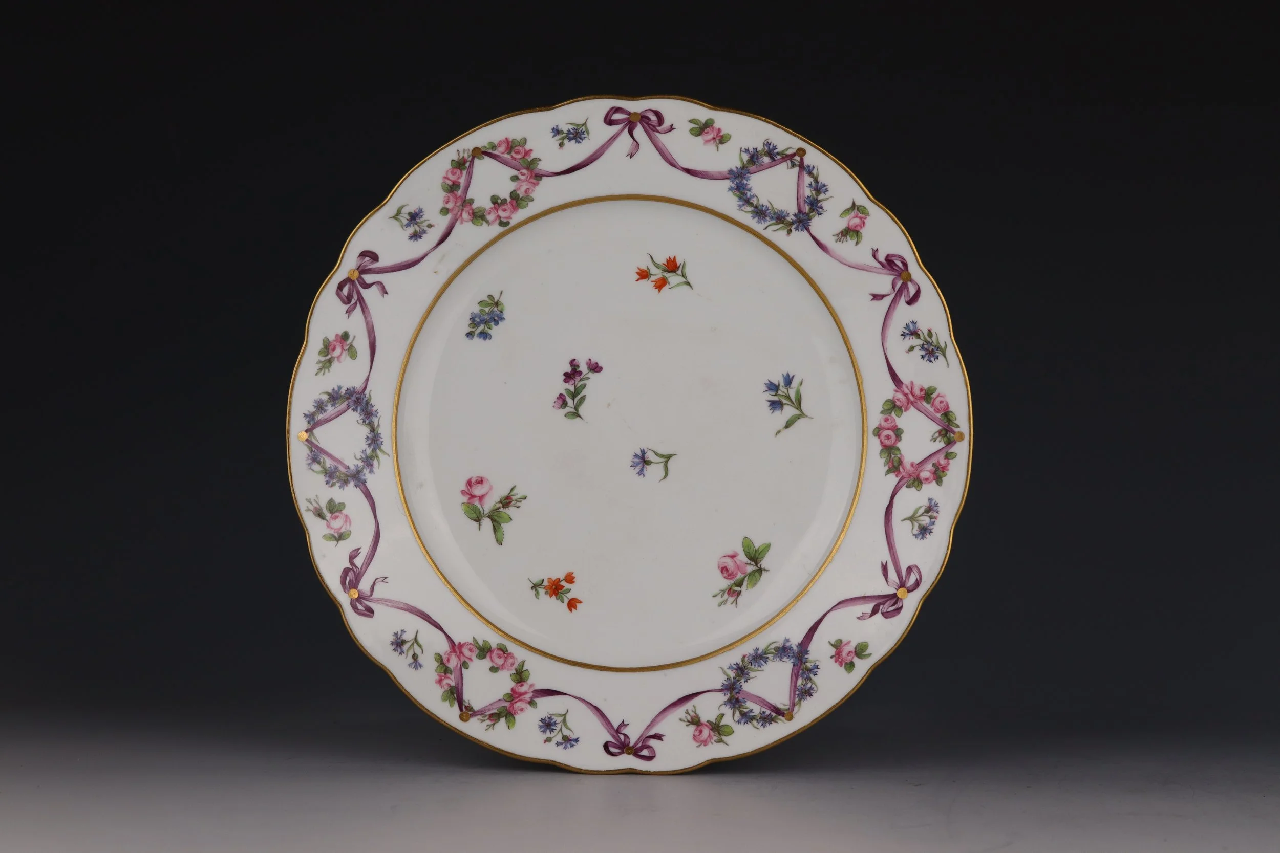 Sèvres assiette à décor de couronnes de roses, barbeaux et rubans, 1788