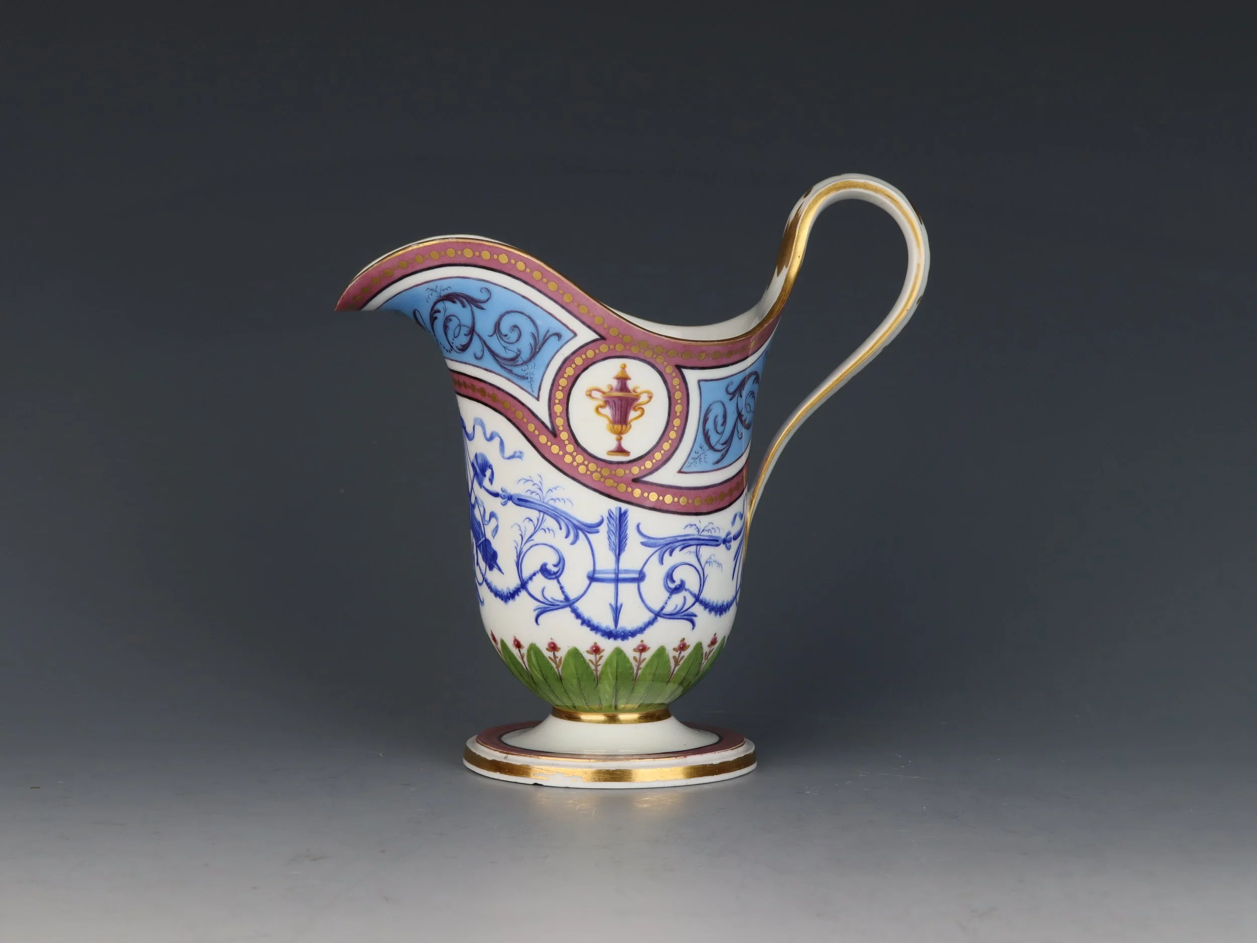 Sèvres pot à lait à décor d’arabesques, feuillage et attributs révolutionnaires, 1790