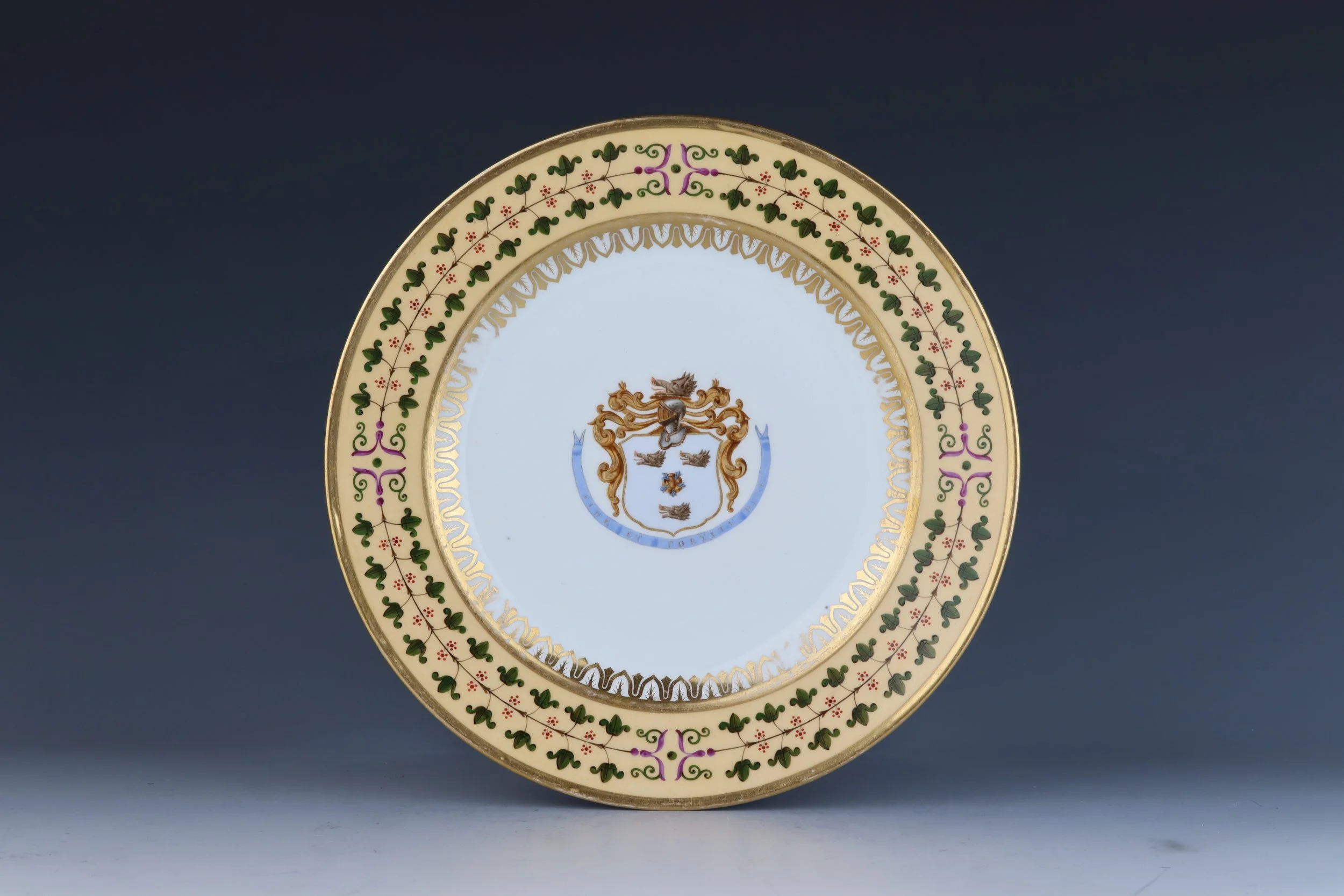 Sèvres assiette fond nankin frise de lierre colorié et armoiries de la famille Barton, 1813