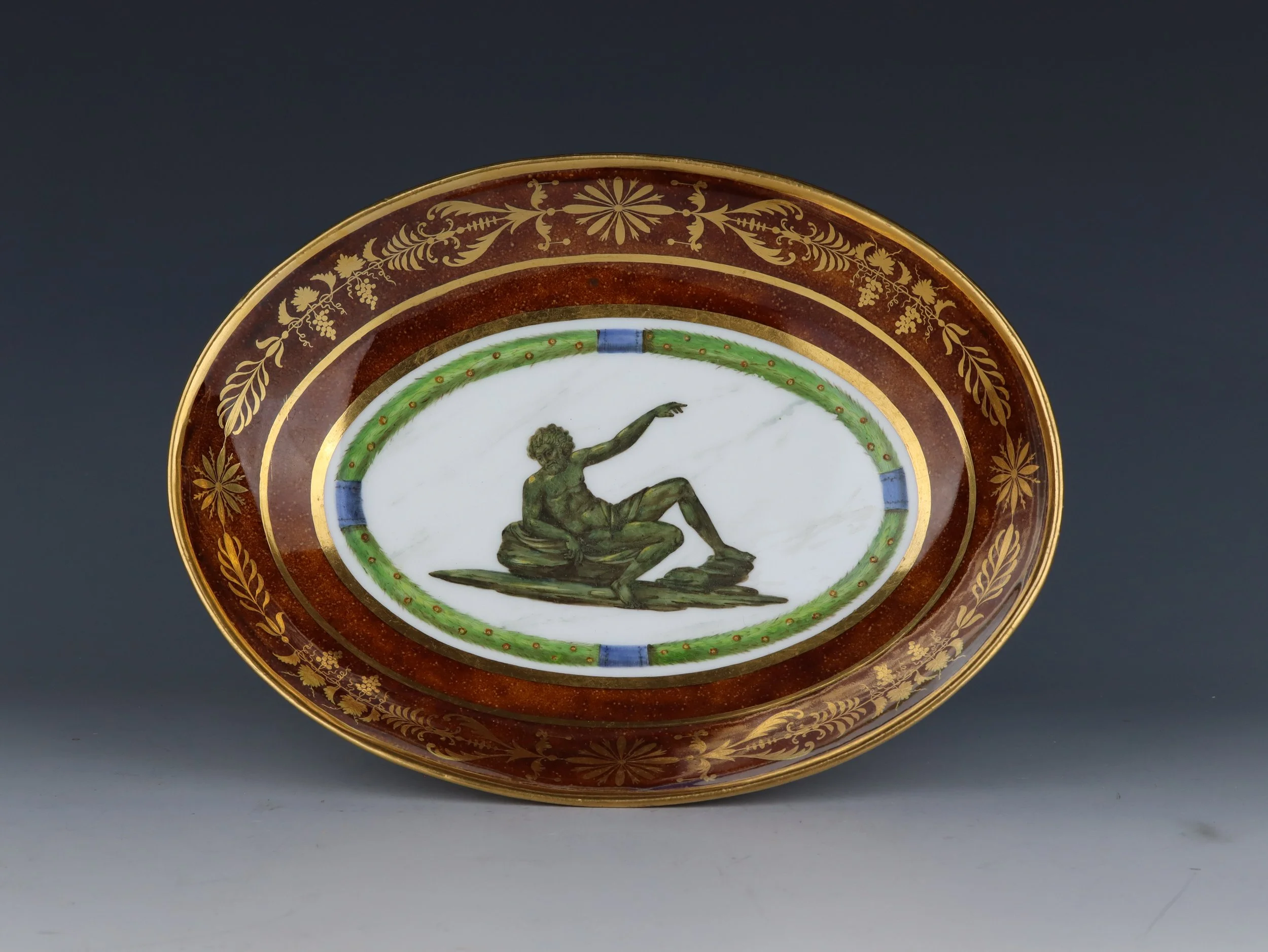 Sèvres compotier ovale fond écaille à décor de frise d’arabesques en or et figure imitant le bronze du service livré à Napoléon au Palais de Laeken en l’an 13 