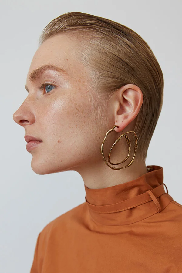acne-studios-bouclesoreilles-gold-2.jpg