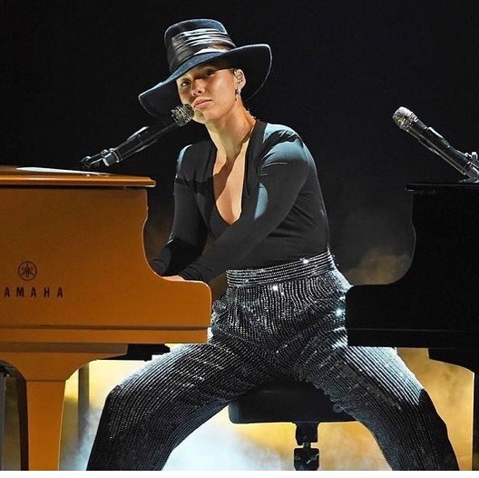 What a talented natural beauty Alicia Keys is!  She was the star of the show!  We love you Alicia Keys!  And congrats to all of the other artists! What a great night! #grammys2019 #contratsallwinners2019grammys #aliciakeysnaturalbeauty #aliciakeys #t