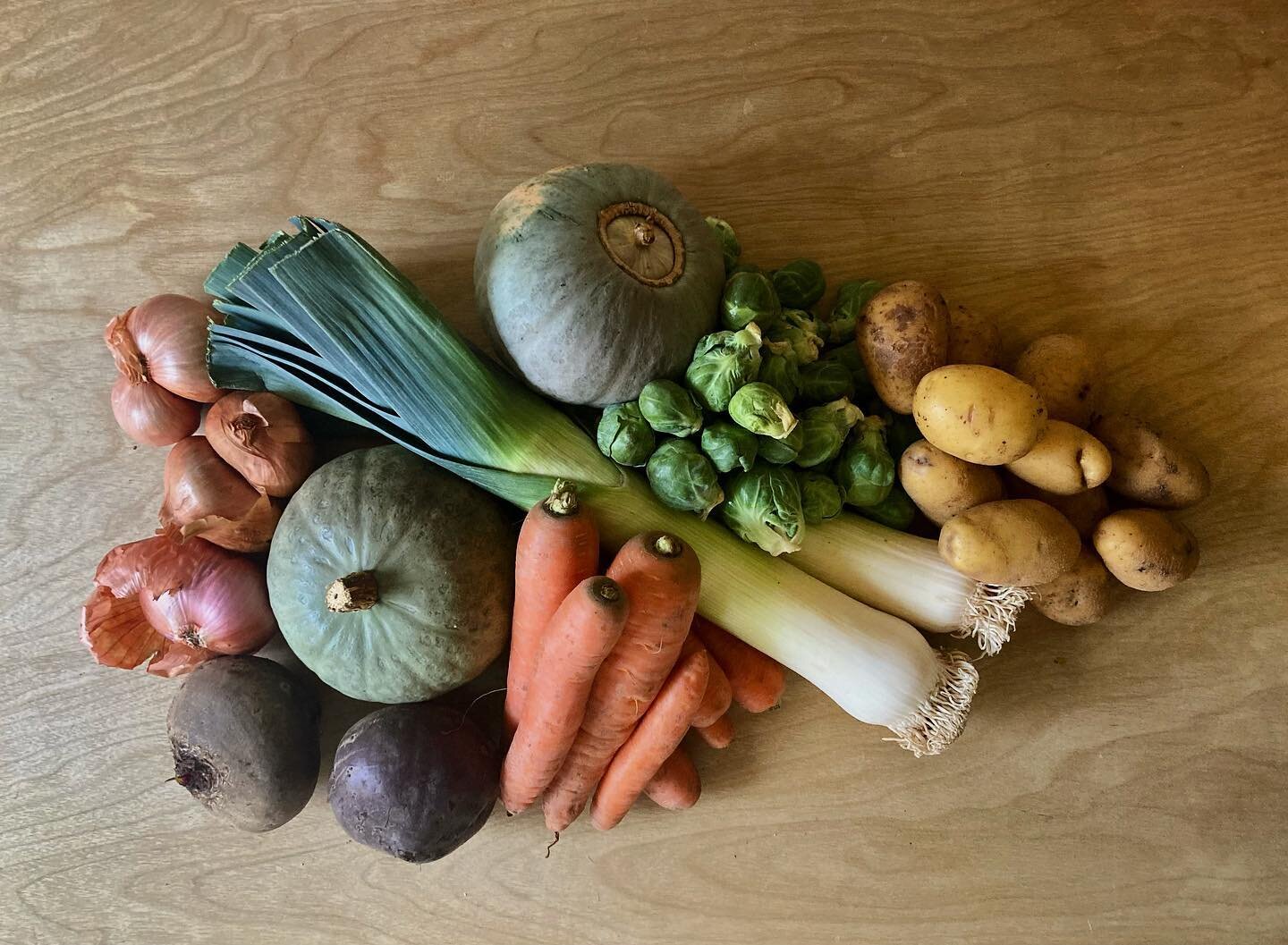 Last CSA of the season from @glenvalleyorganicfarm : leeks, Brussels sprouts, potatoes, carrots, beets, winter squash, and cute double shallots. #tr&eacute;sorsdumarch&eacute;