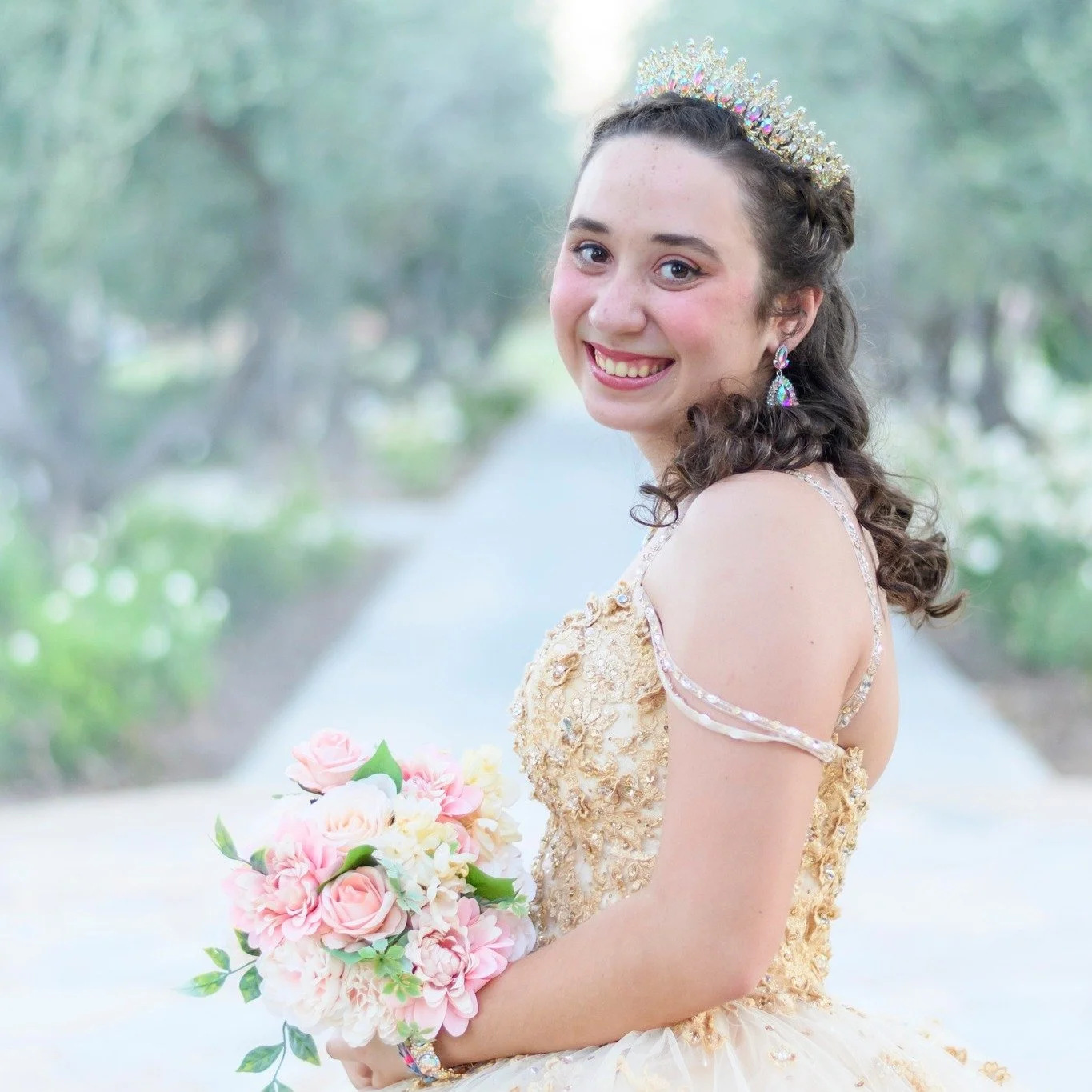 Call now to book you're Quincea&ntilde;era : 5599777148
Photography - Team Ro Productions
Lights - Natural light 
Lens  sigma 105 mm.  @sigmacine 
 #workmakeswork #teamroproductions #funwithyourfriend