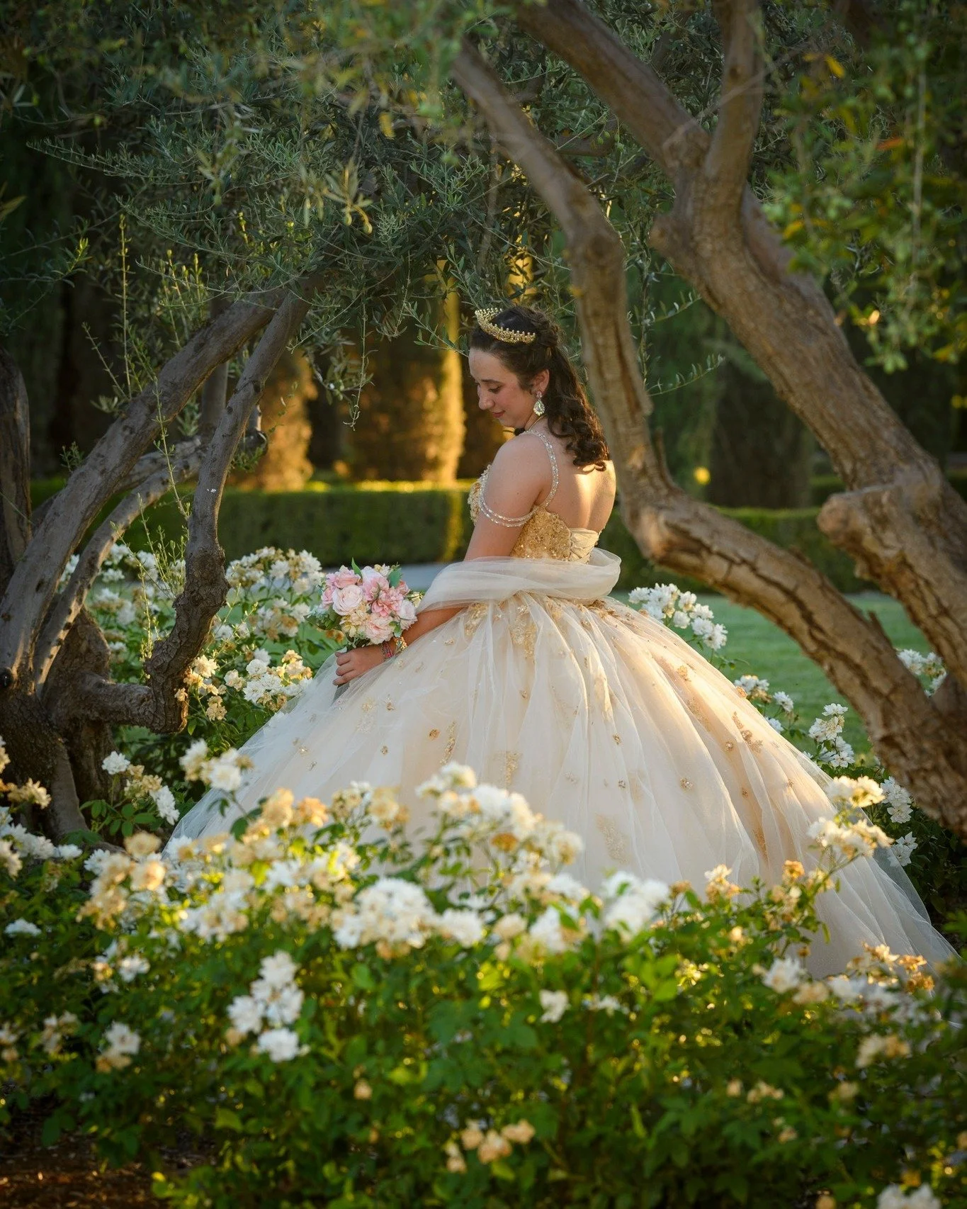 Call now to book you're Quincea&ntilde;era : 5599777148
Photography - Team Ro Productions
Lights - Naterual light / simple reflector
Lens  sigma 105 mm.  @sigmacine 
 #workmakeswork #teamroproductions #funwithyourfriend