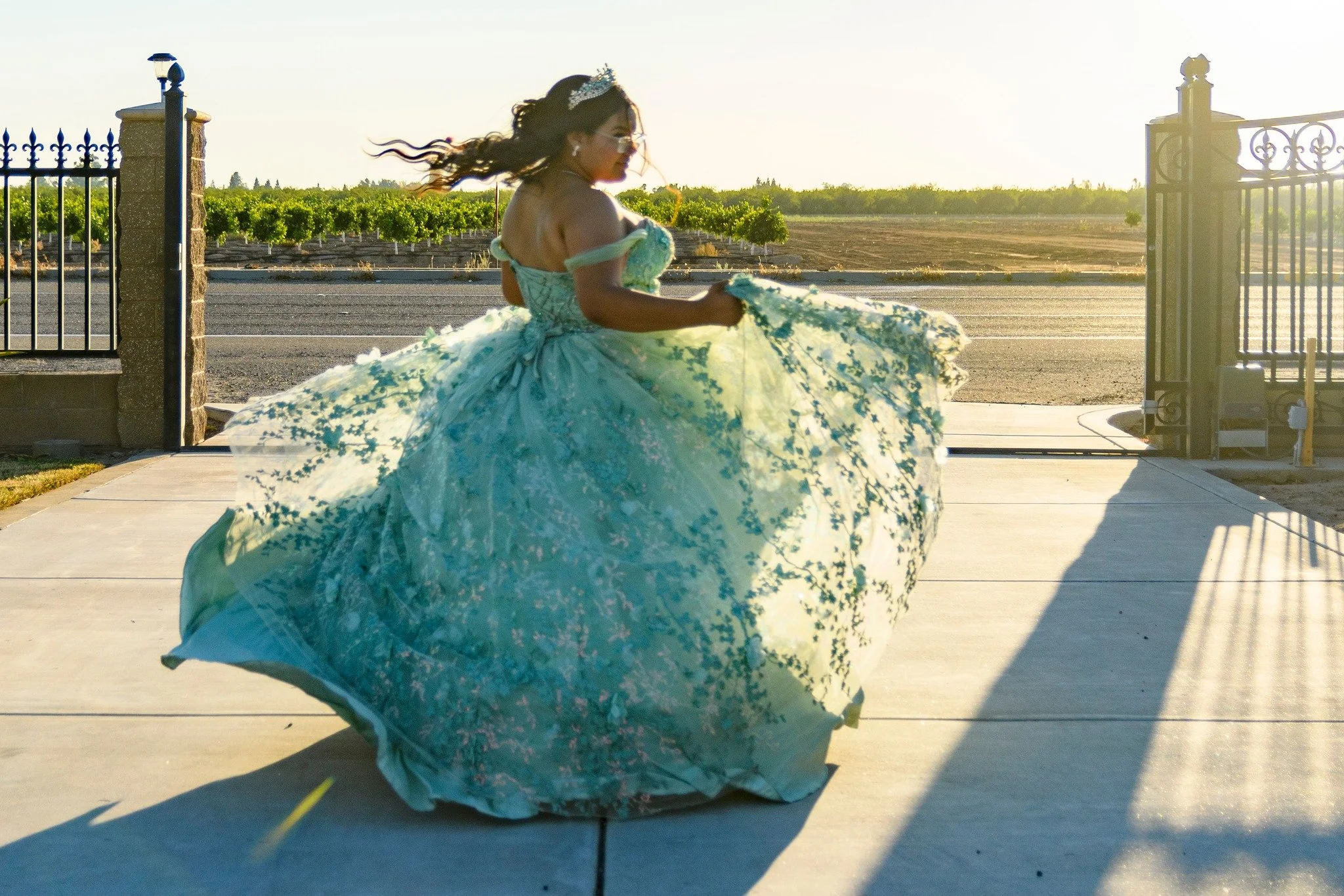 Call now to book you're Quincea&ntilde;era : 559-977-7148
Photography - Team Ro Productions
Lights - Natural light
Lens sigma 18-35 @sigmacine
#workmakeswork #teamroproductions #funwithyourfriend