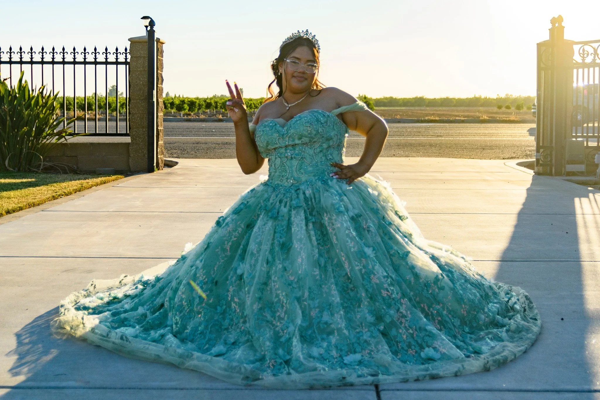 Call now to book you're Quincea&ntilde;era : 559-977-7148
Photography - Team Ro Productions
Lights - Natural light
Lens sigma 18-35mm. @sigmacine
#workmakeswork #teamroproductions #funwithyourfriend #fresnoQuince