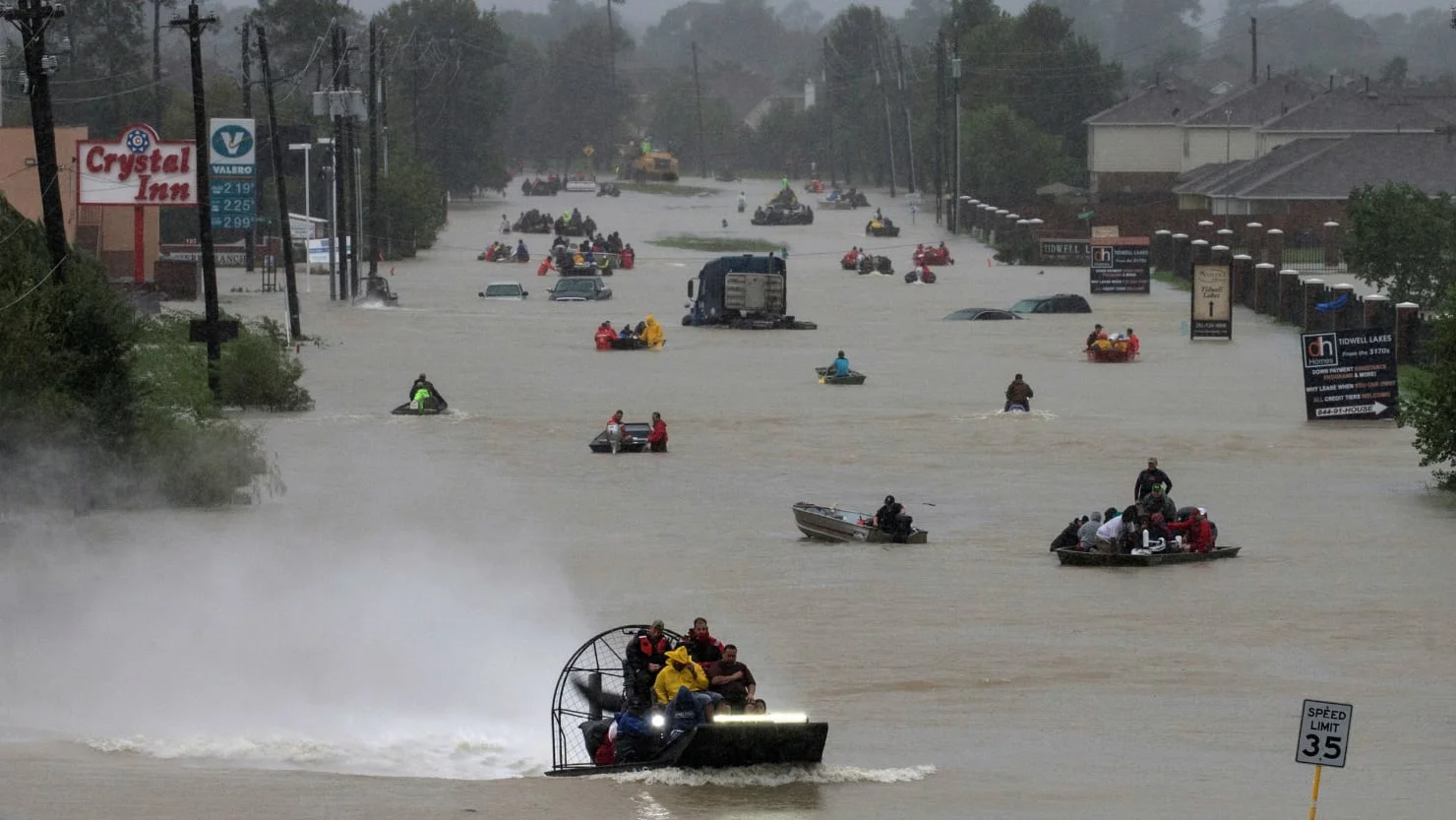 170828-houston-volunteers-attacked-louisiana-cheat_sayscc.jpg