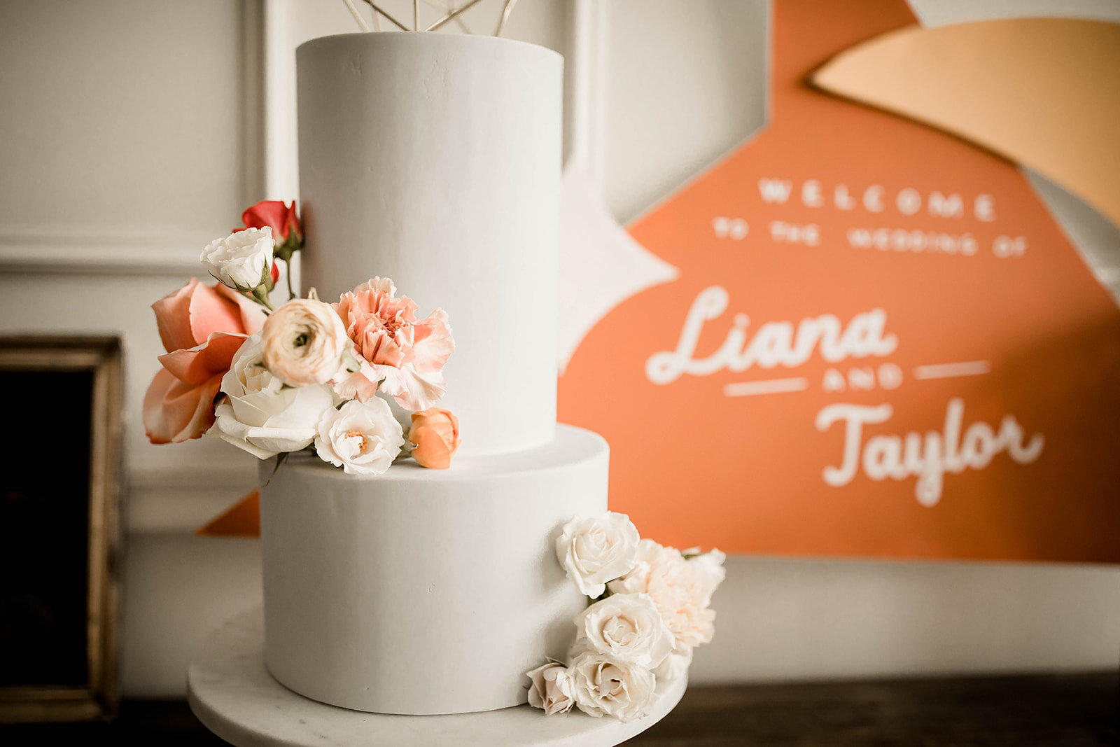 wedding_cake_with_wedding_floral