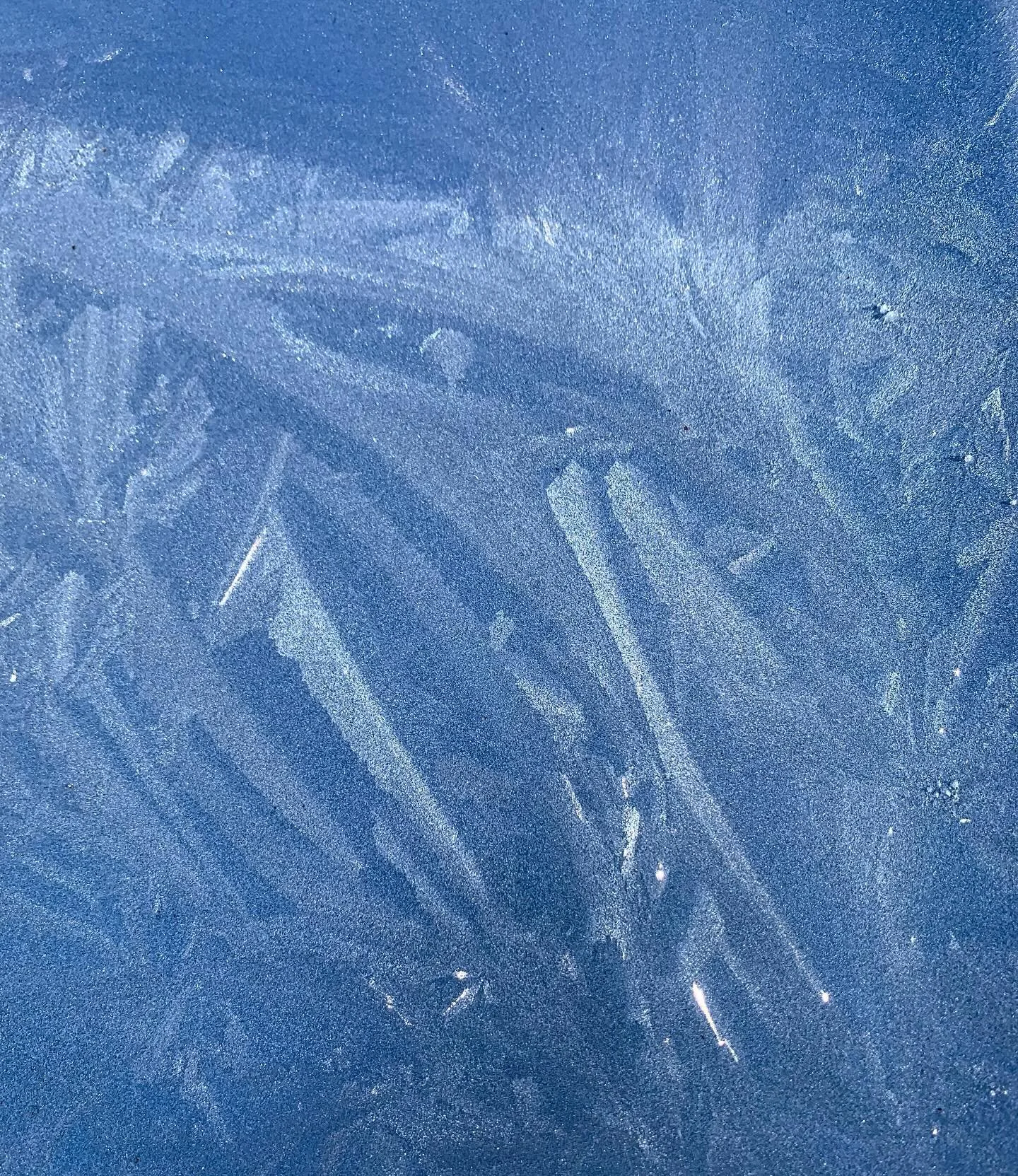 ❄️❄️❄️ Such pretty ice patterns on the car bonnet this morning. Hard to capture &hellip;

#ice #frost #winter #skoda