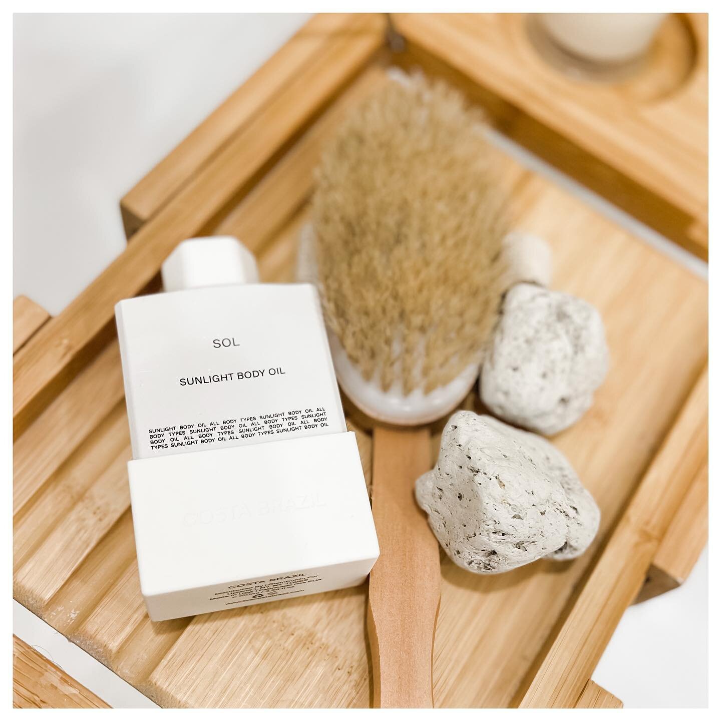 SELF-CARE MORNING RITUAL IDEAS #3 ➖ The benefits of dry body brushing before a morning shower are numerous. Exfoliating the skin and kickstarting the lymphatic system to remove toxins are just two of the benefits. 

Over the years, I have also loved 