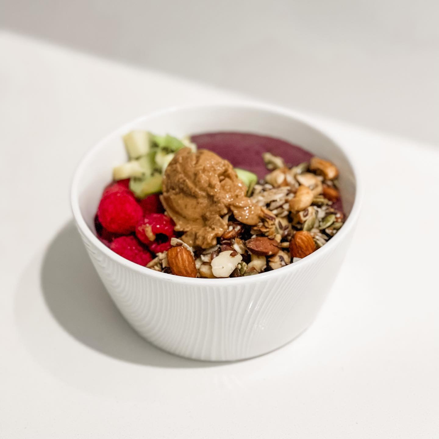 HOMEMADE FAST FOOD➖ Willing on the summer vibes with my fast five minute A&ccedil;ai Bowl packed with whole foods and a protein hit to stop the rainy day brain fog. 

Now where is that warm sunshine?

☀️ 1 x 100g Organic A&ccedil;ai Energy pouch (fro