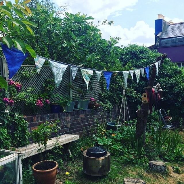 Bunting! What a great way to use up scraps, it looked fab with sequins to for an extra disco effect. For the lovely @ashmimia 
#bunting #sequins # gardenfun  #williammorris # jokototailoring #decor #bristoltailors