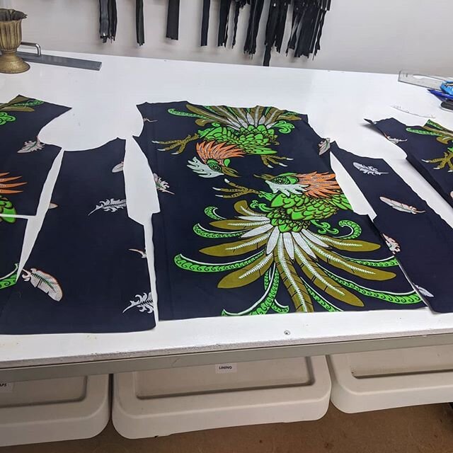 It's good to be back! Another bespoke suit well underway made in this amazing @vlisco  fabric. Here's a little shot of it all laid out while I figure out the best way for the print to go. 
#tailoring #dutchwaxprintedcotton #weddingsuit #bristolbusine