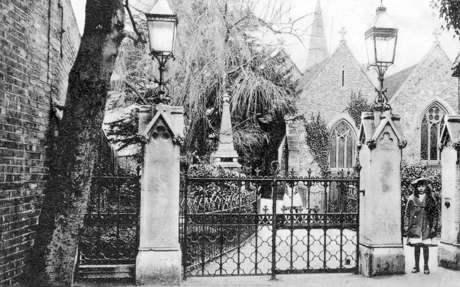 Thames Ditton, St Nichs 1905.jpg