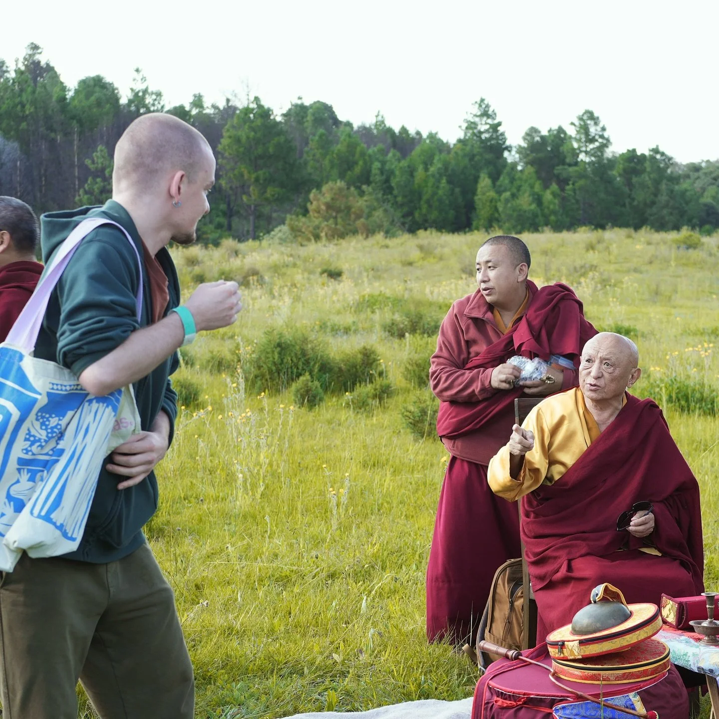 ཕ་ཁྱོད་ཀྱི་སྐུ་དང་བདག་གི་ལུས།། ཕ་ཁྱོད་ཀྱི་གསུང་བདག་གི་ངག།
ཕ་ཁྱོད་ཀྱི་ཐུགས་དང་བདག་གི་ཡིད།། དོན་དབྱེར་མེད་གཅིག་ཏུ་བྱིན་གྱིས་རློབས།།

Chokyi Nyima Rinpoche often lists four qualities that we can / should cultivate (regardless of whether we&rsquo;re aspi