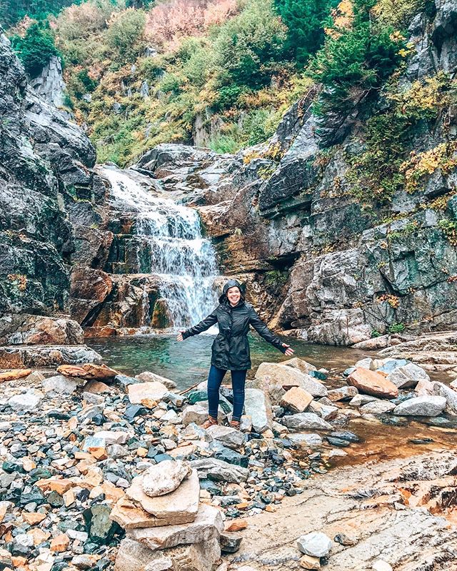 This rainy day in Charleston is reminding me of my trip to Seattle last year. Even though it was raining during this hike, it was still so much fun! 
As part of my style session, I do offer a &ldquo;pack like a pro&rdquo; service! I know how hard it 