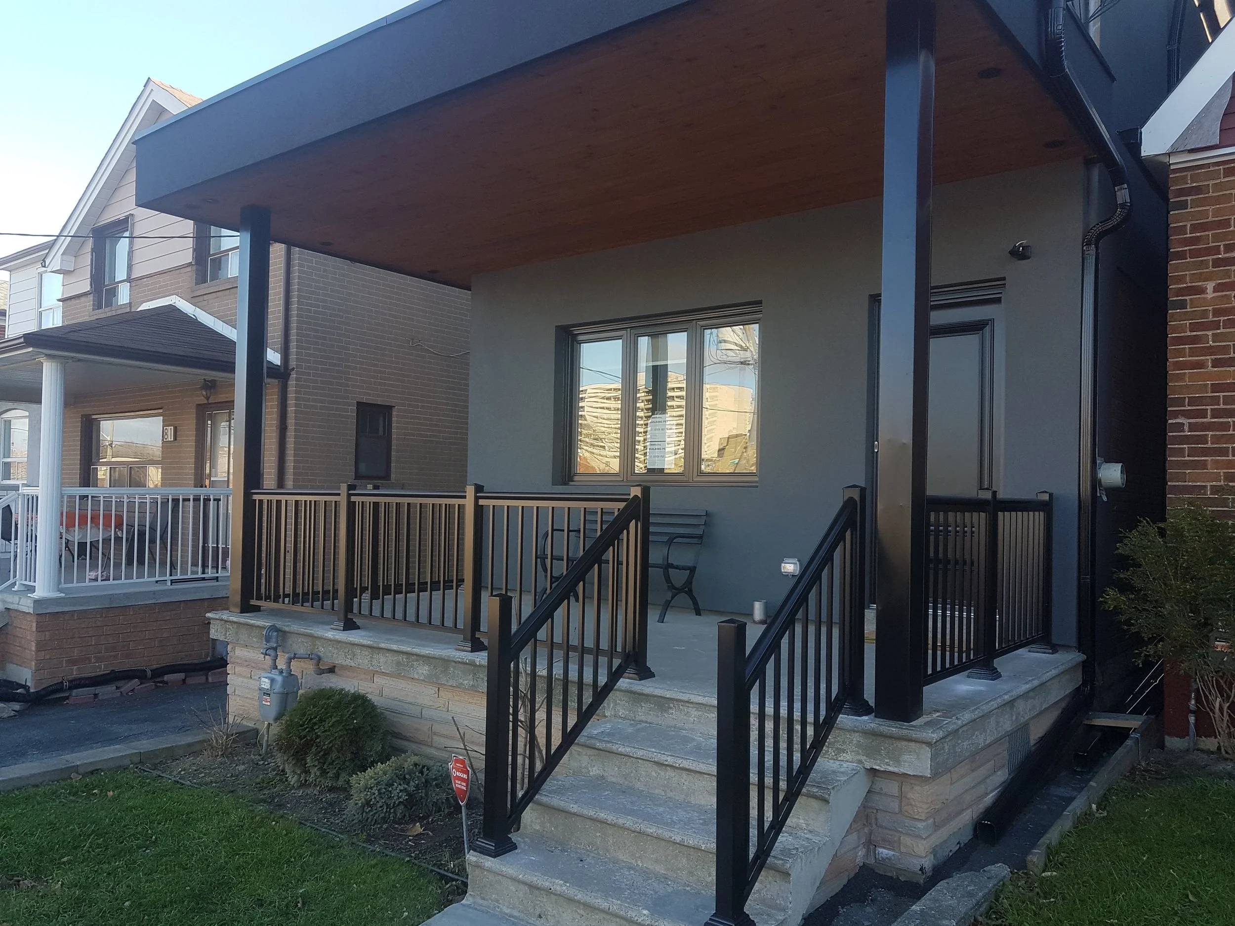 Black Standard Picket Some of the many benefits of glass railings include: 1. Unobstructed views of backyard, skylines and all scenery 2. Clear visibility of your surroundings 3. Sleek, modern design that can work with any style or property 4. Low maintenance, no need for any regular maintenance beside an occasional cleaning.