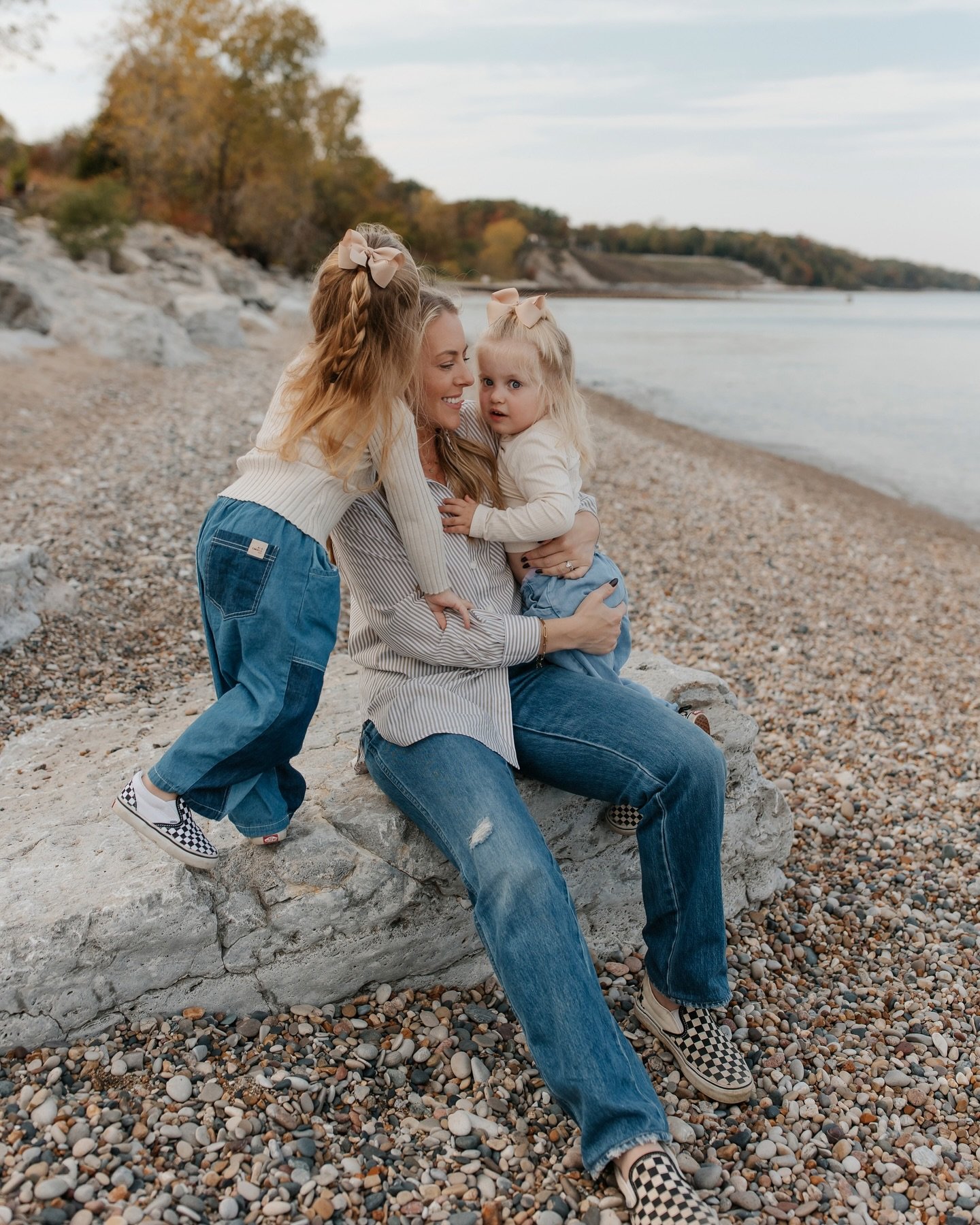 ☀️The sunshine is calling, and so are the memories waiting to be made!
This sweet family brought all the cozy vibes&mdash;barefoot beach walks, sibling snuggles, and the cutest casual style that felt so natural and true to them. 
Warmer days are here