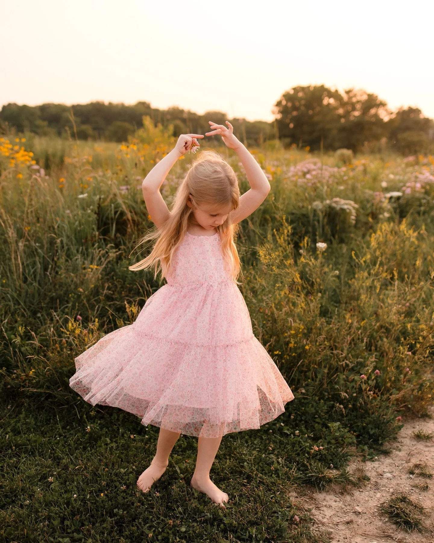 ✨Maybe the dreamiest session of the summer with all these girls! 😍🥹 

September wild flowers are also always so pretty too! I still have some space left for some last minute summery photos! &bull; sophiebaron.com &bull; to book! 🧨