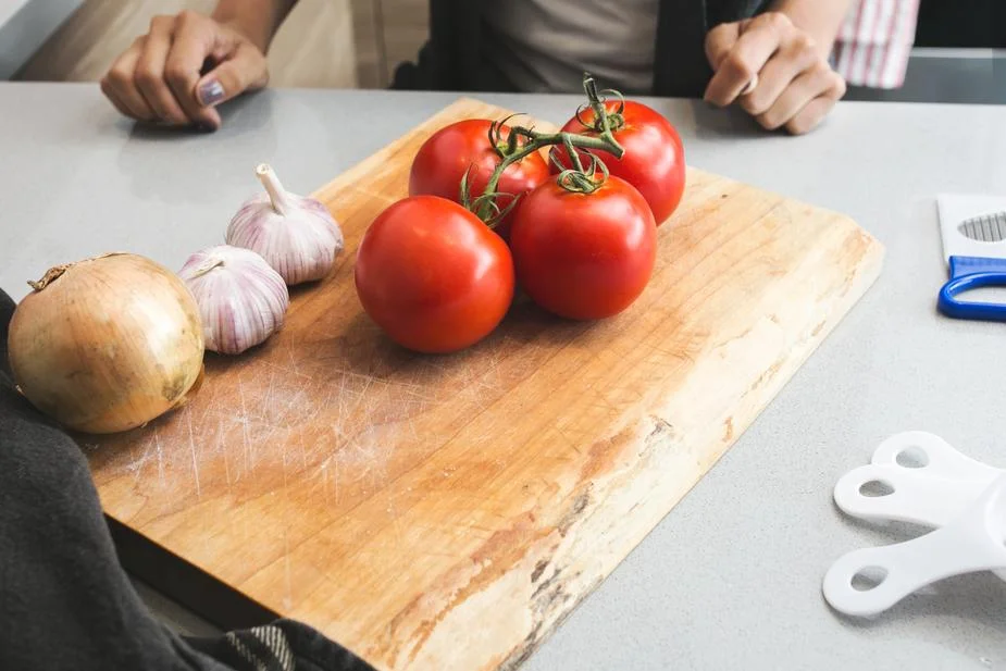 tomatoes-garlic-on-cutting-board_925x.jpg