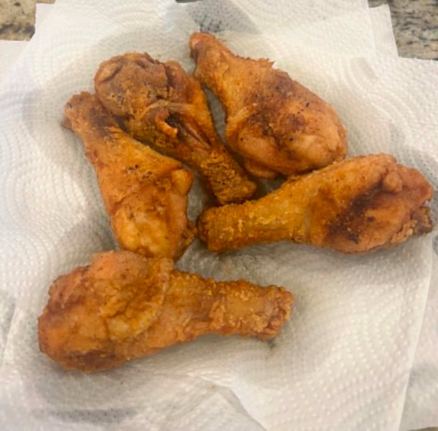 5 pieces of fried chicken on a paper-towel-lined plate