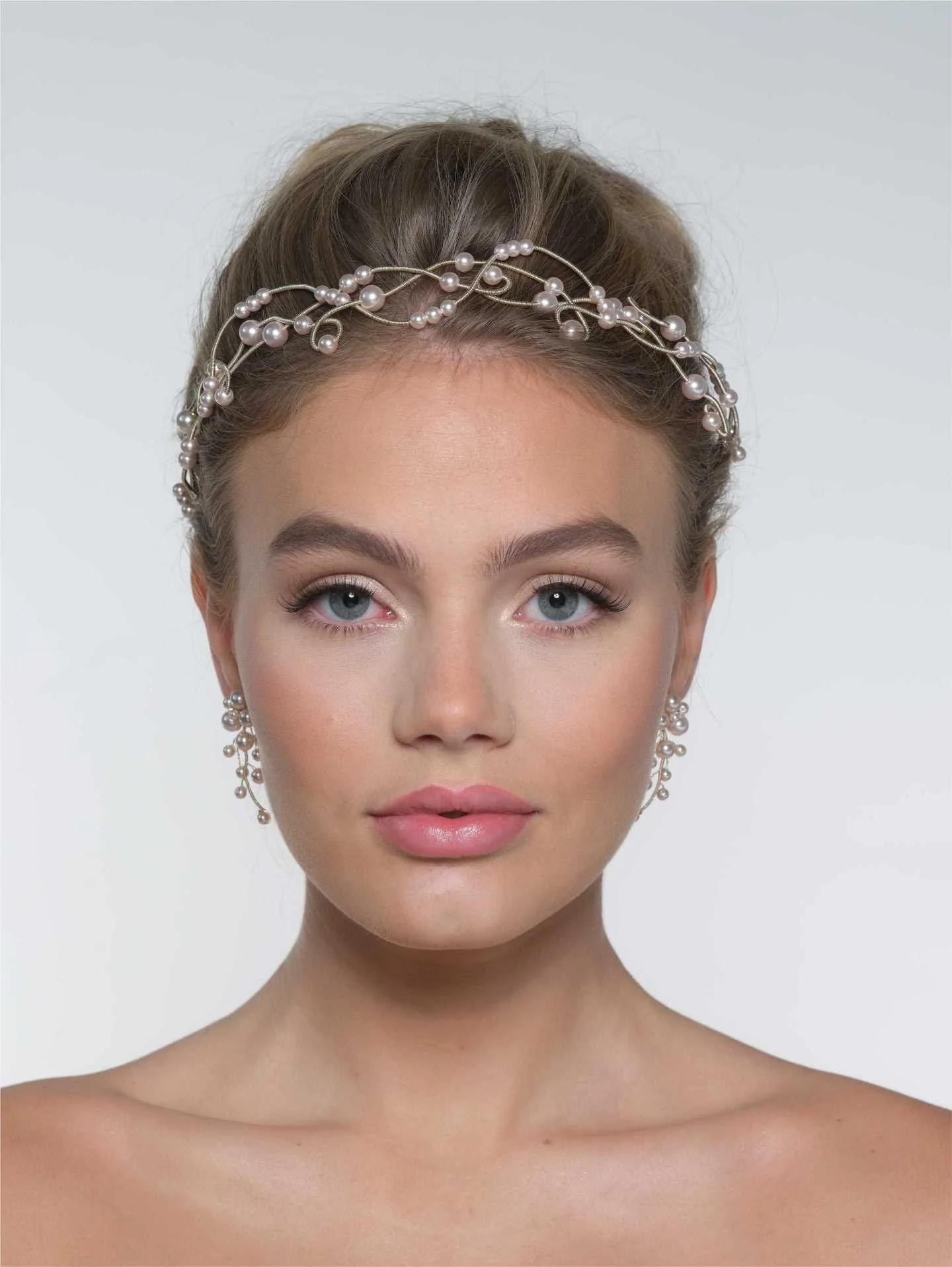 Pearl hair accessory for weddings, bridal pearl headband, hair piece for weddings and brides featuring pearls