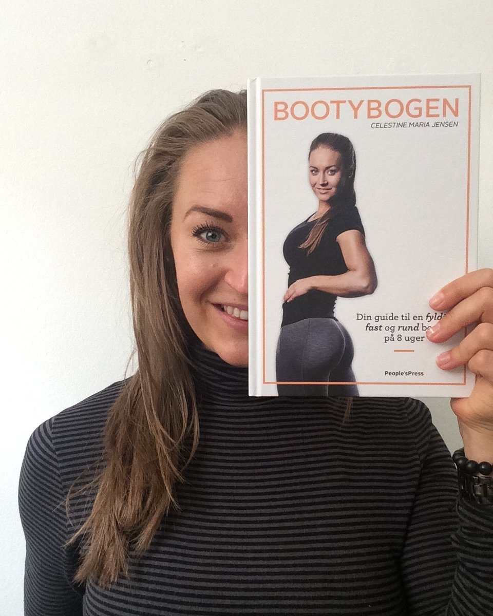 I dag er det 10 &aring;r siden, Bootybogen udkom🍑 
Swipe for sneak peek i bogen og photo dump fra udgivelsen👉🏼

Jeg var en n&oslash;rd (det er jeg stadig). En k&aelig;mpe ballen&oslash;rd.
 Jeg syntes, det var s&aring; absurd fedt at se, n&aring;r