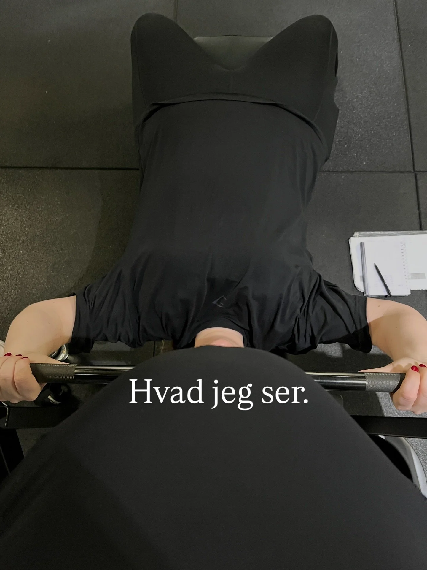 Klient: &ldquo;Nu m&aring; du ikke f&oslash;de, mens du spotter mig, vel?&rdquo;

Mig: &ldquo;Nej nej, ro p&aring; - du f&aring;r lov at f&aelig;rdigg&oslash;re s&aelig;ttet f&oslash;rst.&rdquo;

Der er intet som en dunk lige over fj&aelig;set, der f