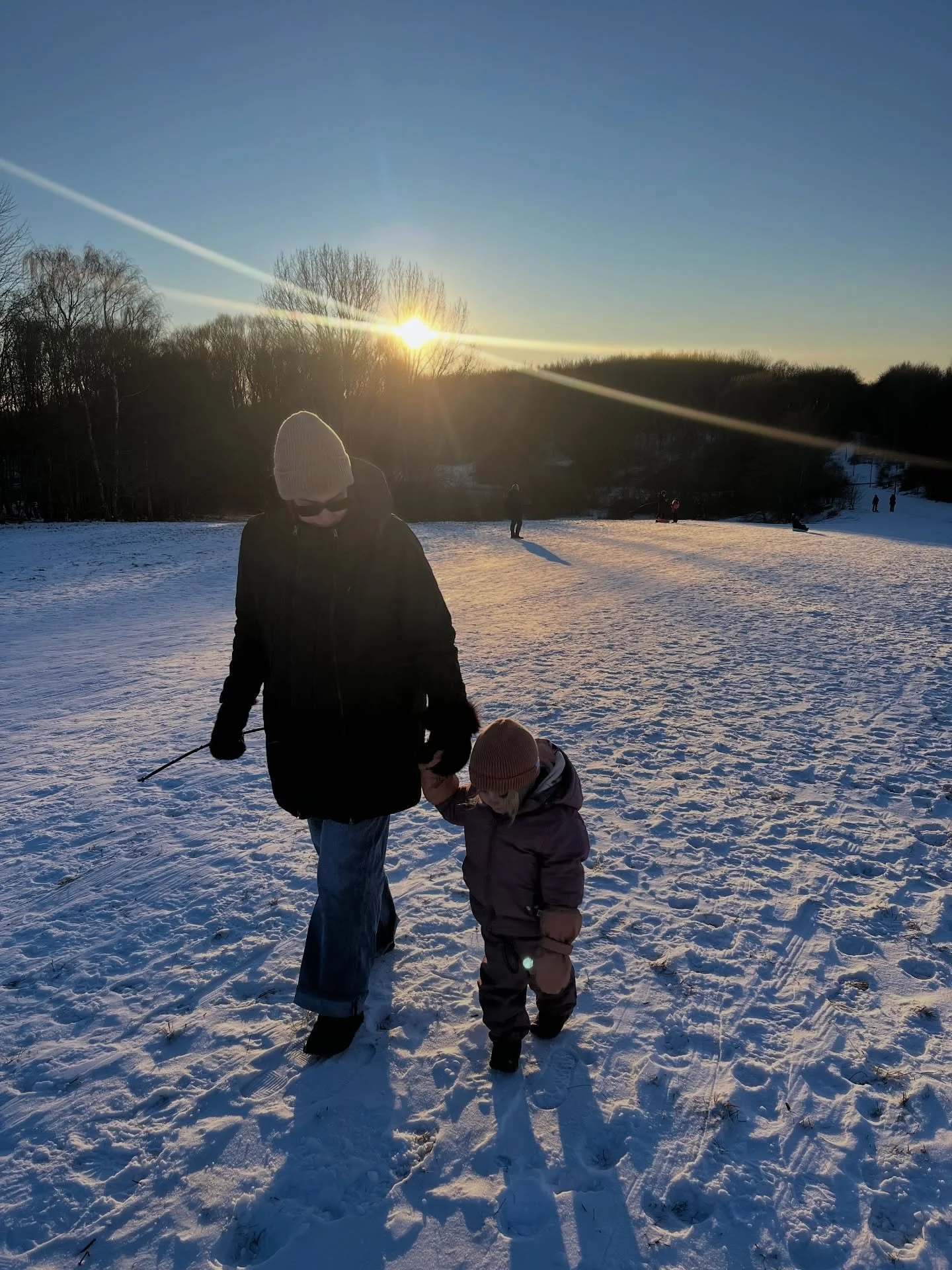 Glimt fra vores vinterhi📸

Temaet i vores liv de her m&aring;neder er ro, ventetid og et tempo, der passer til vinter og babybygning.

1. Jeg f&oslash;ler, at det har v&aelig;ret den l&aelig;ngste vinter i 100 &aring;r. J&oslash;sses, hvor er det up