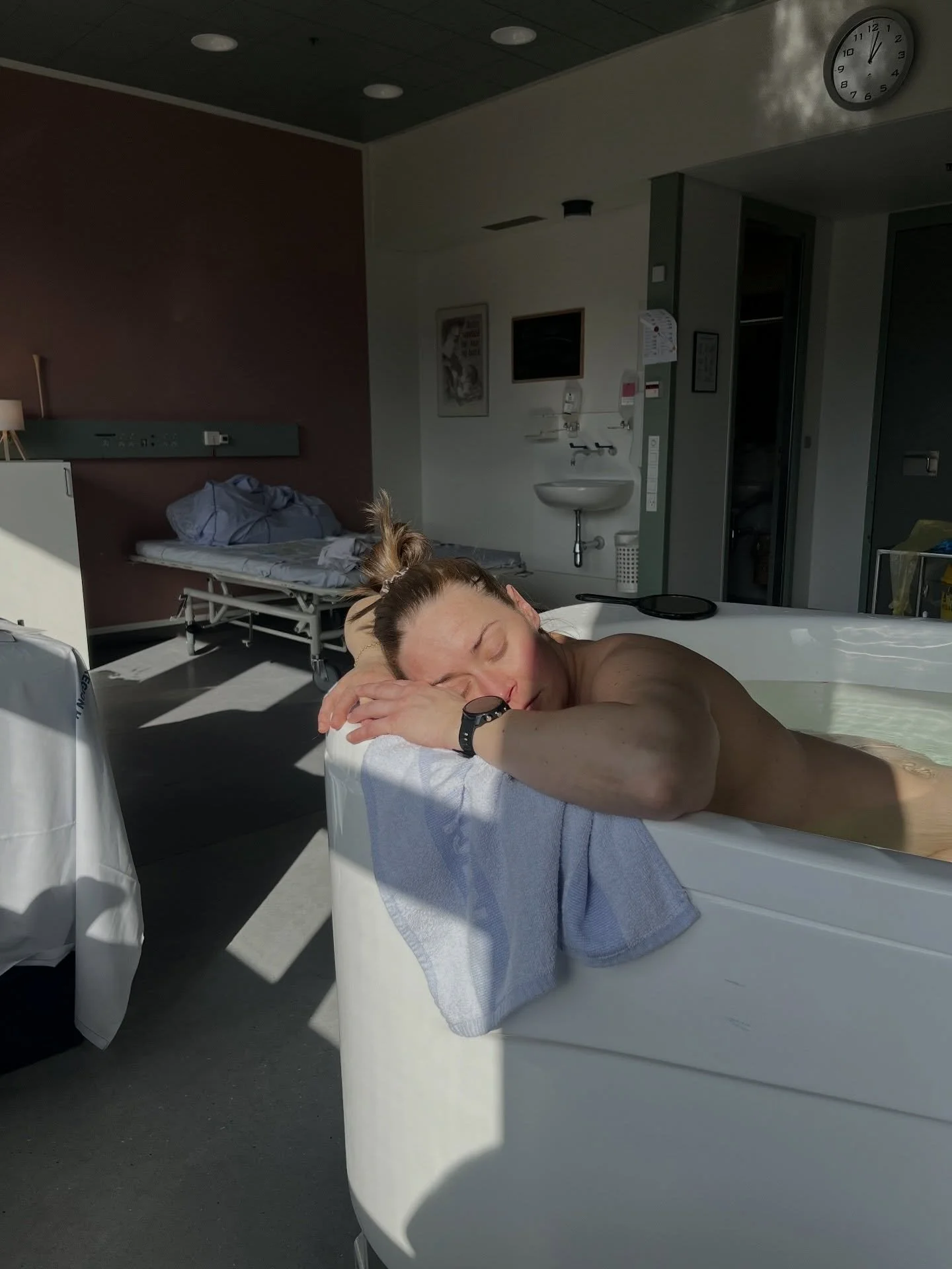 S&aring; kom lillebror - to dage efter storkens visit p&aring; vores tag.&hearts;️

Vi startede med fart p&aring; mandag morgen: ankomst til f&oslash;deklinikken p&aring; Rigshospitalet kl. 11, 5-6 cm &aring;ben og gode, regelm&aelig;ssige veer. Jeg 