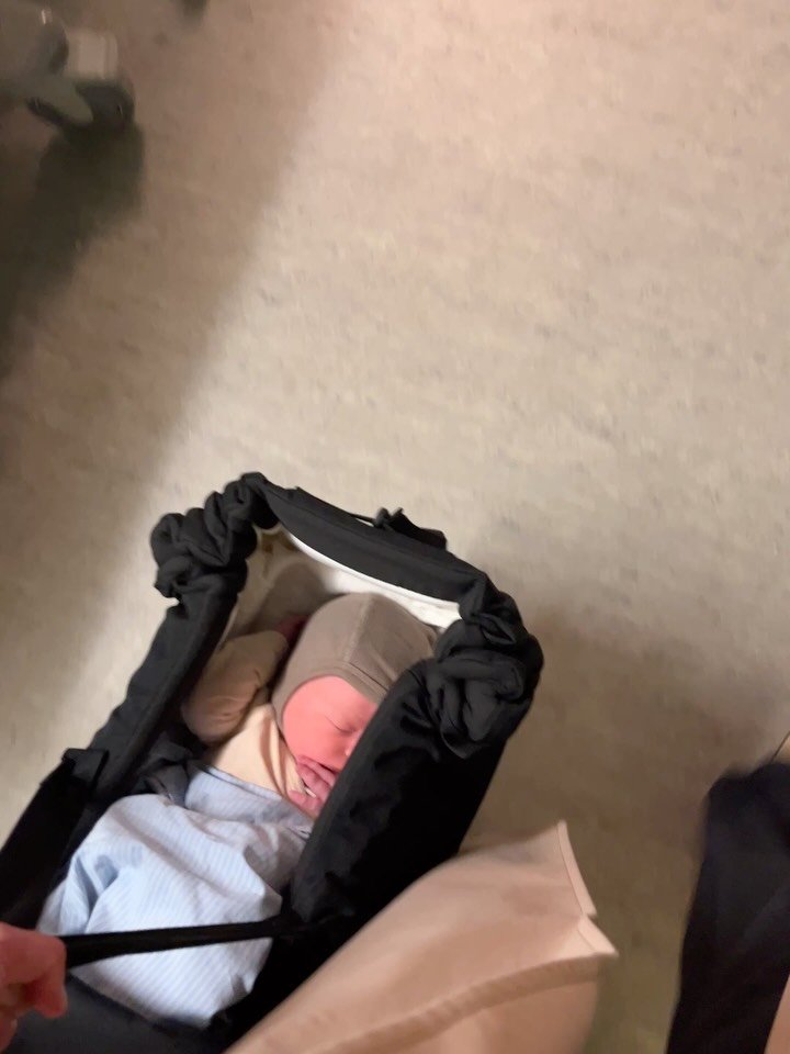 Glimt fra vores f&oslash;rste uge som fire 🍀

&Oslash;j, man! What a week!&hearts;️

1. Det der med at g&aring; hjem fra f&oslash;degangen 4 timer efter at have f&oslash;dt&hellip; Det f&oslash;les lige funky hver gang. Lidt s&aring;dan: &ldquo;Kan 