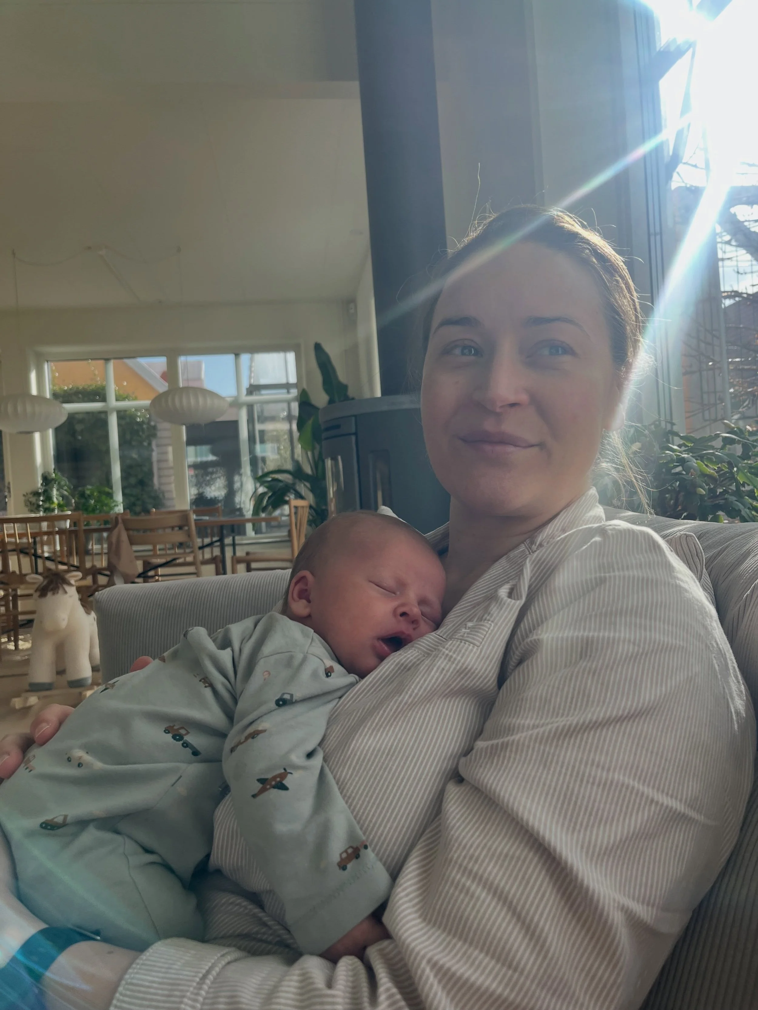 Lidt fra life de sidste 2 m&aring;neder👶🏼&hearts;️

Det har vist v&aelig;ret ret meget, som livet med en nyf&oslash;dt nu engang er:

Fyldt med all the feels.

K&aelig;mpedejligt at se Konrad og Kajsa sammen. Rimelig tough med afbrudt s&oslash;vn (