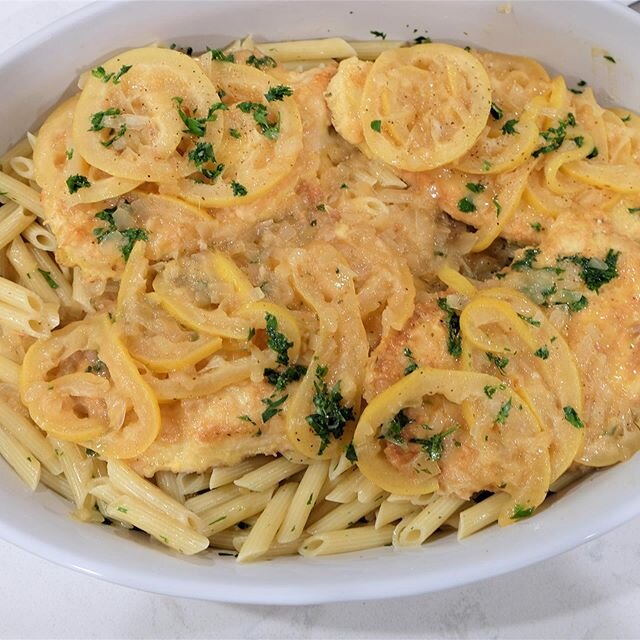 Chicken Francese in 20min BAM 💥 
4 chicken cutlets
2 tbls flour
2 eggs, seasoned with salt, pepper and garlic powder
1/2 yellow onion, finely diced
2 large lemons, thinly sliced 
1c chicken broth
1/2c sherry wine
2tbsp butter, coated in flour ******