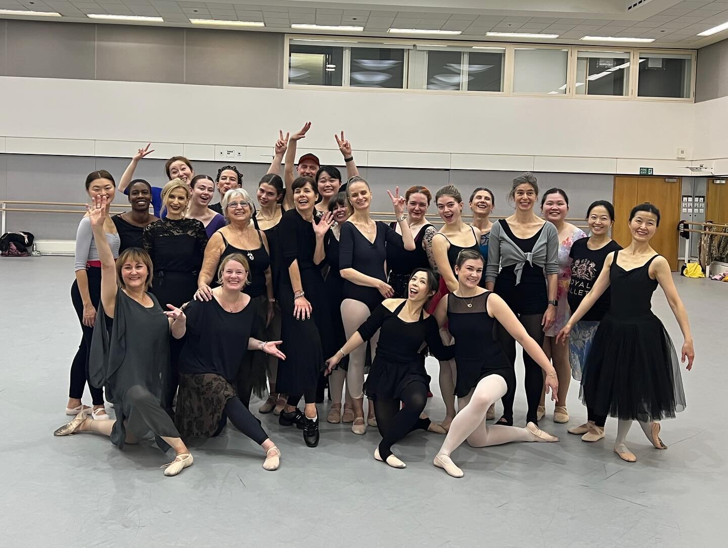 Remembering back to last weekend. I genuinely felt that there was a warm, caring and giving vibe going on for our Manon Workshop Weekend with two impeccable coaches, @darceybussellofficial and @akanetakane and on the keys, Olga Mazour and @mari.jones