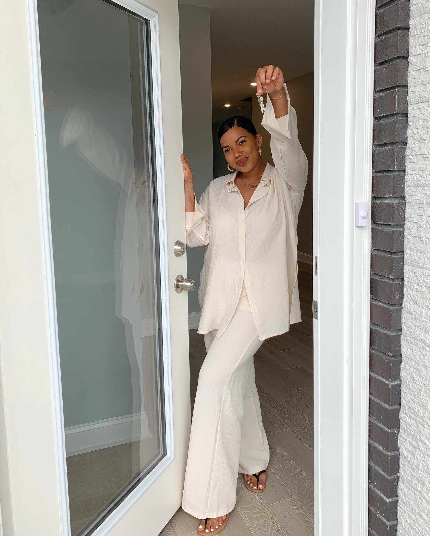 I wish I could tell y&rsquo;all how much this moment means to me! I remember quitting my 9-5 in 2018 and promising myself I&rsquo;d buy a house before 30 and wow y&rsquo;all IM REALLY A WHOLE HOMEOWNER 🥲 Remember the best investment you can make is 