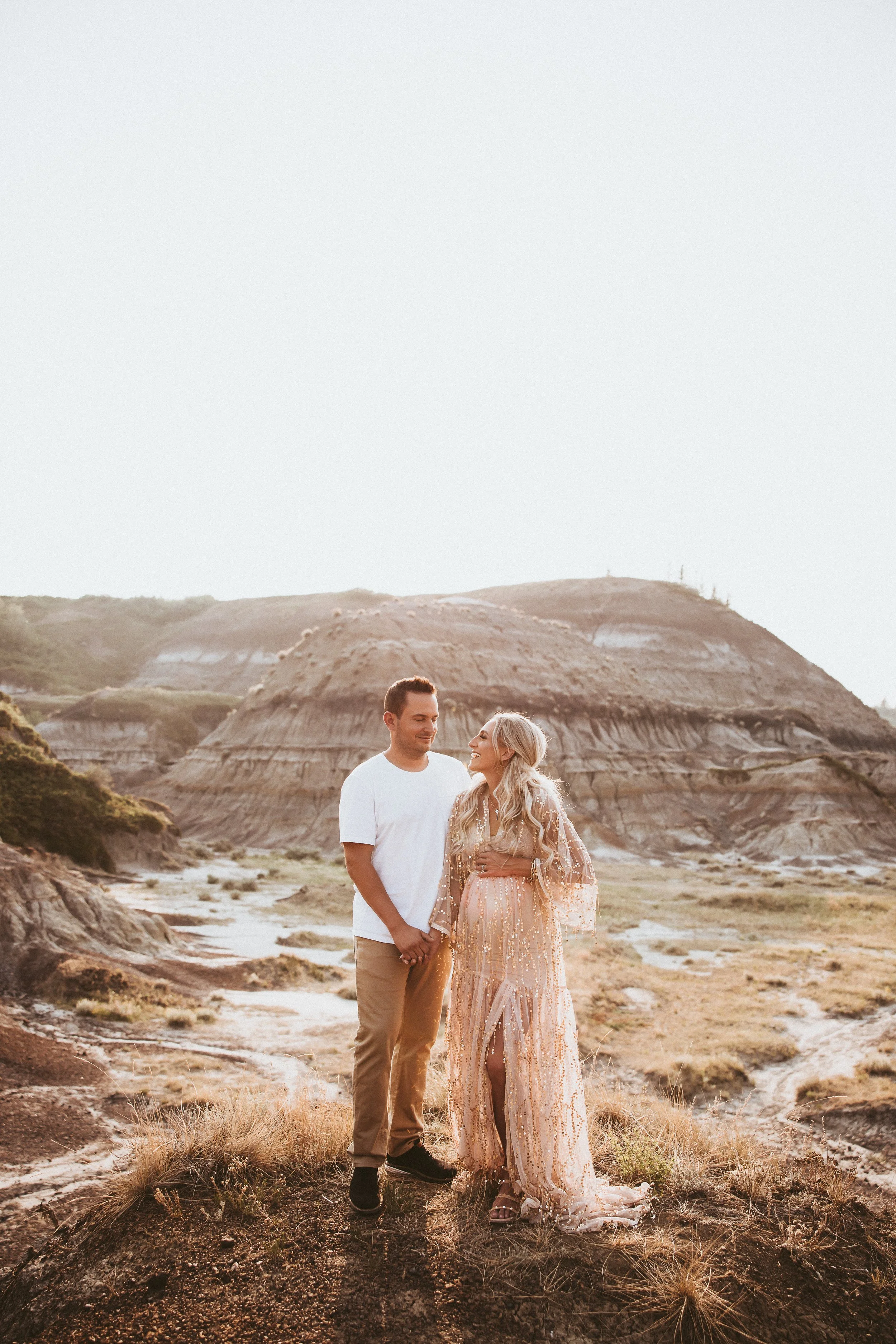 Family and maternity photo outfit inspiration for Alberta photography sessions in the Badlands.