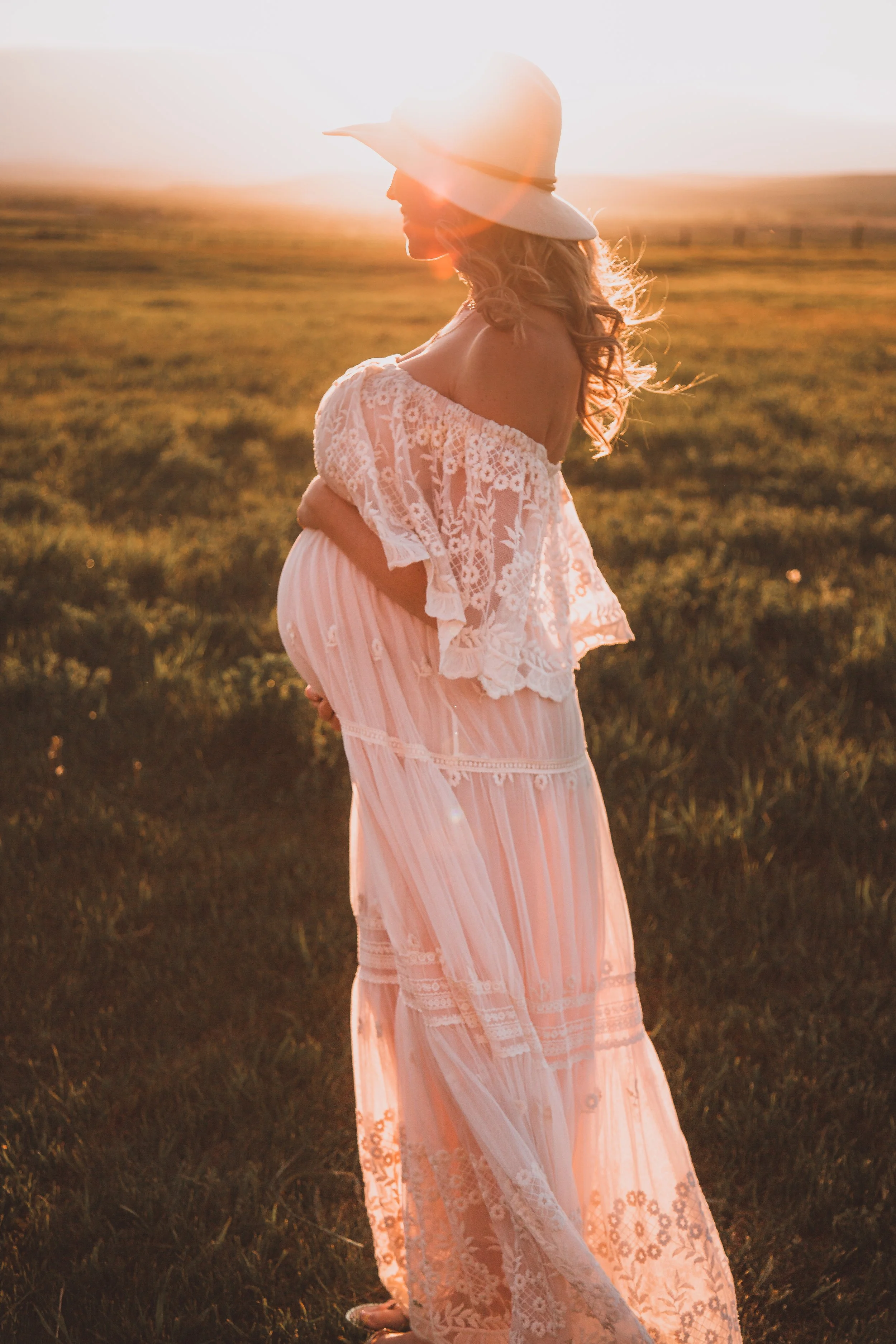 Maternity photo outfit inspiration for Alberta photography sessions.