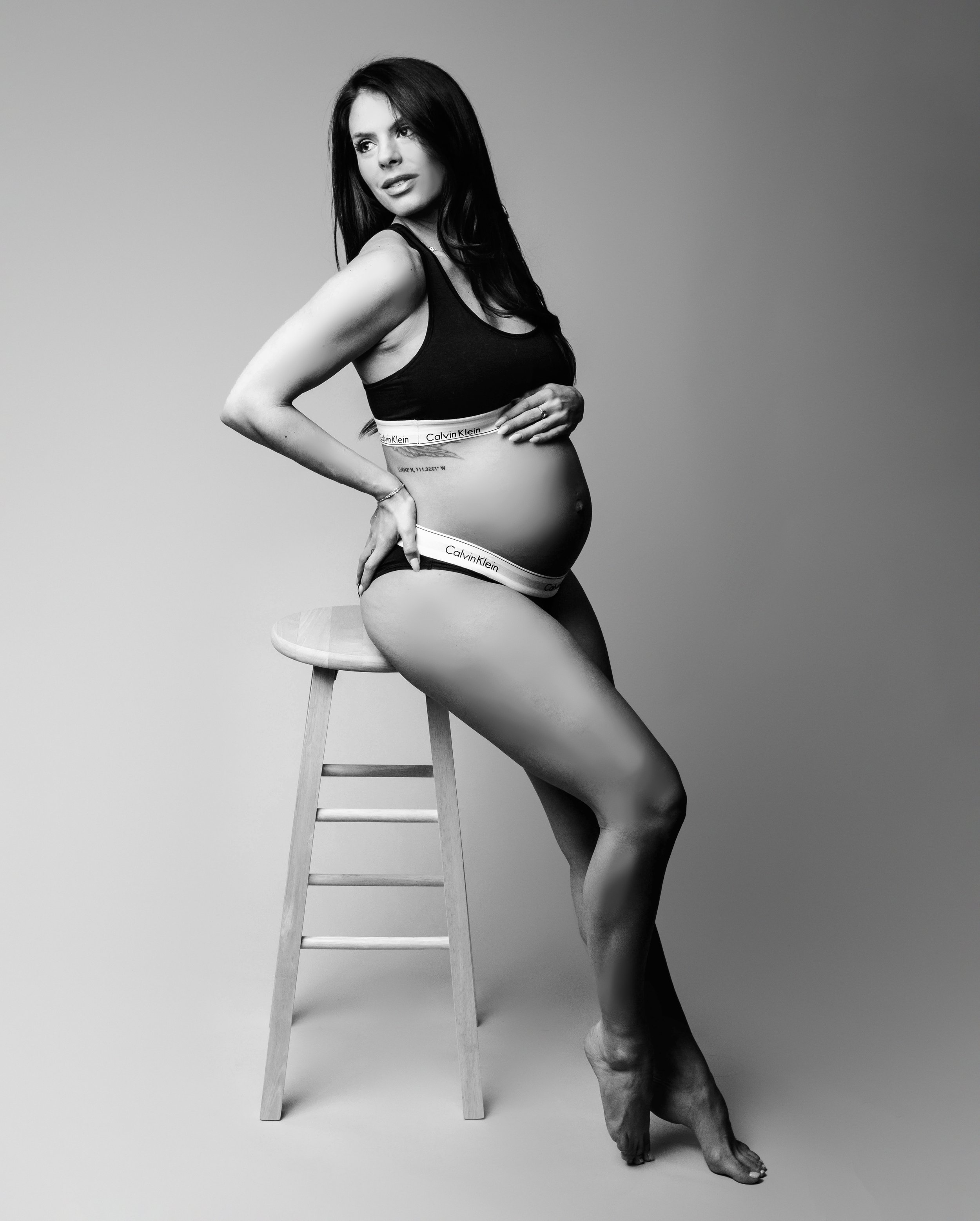 lifestyle intimate boudoir maternity photography mom in calvin