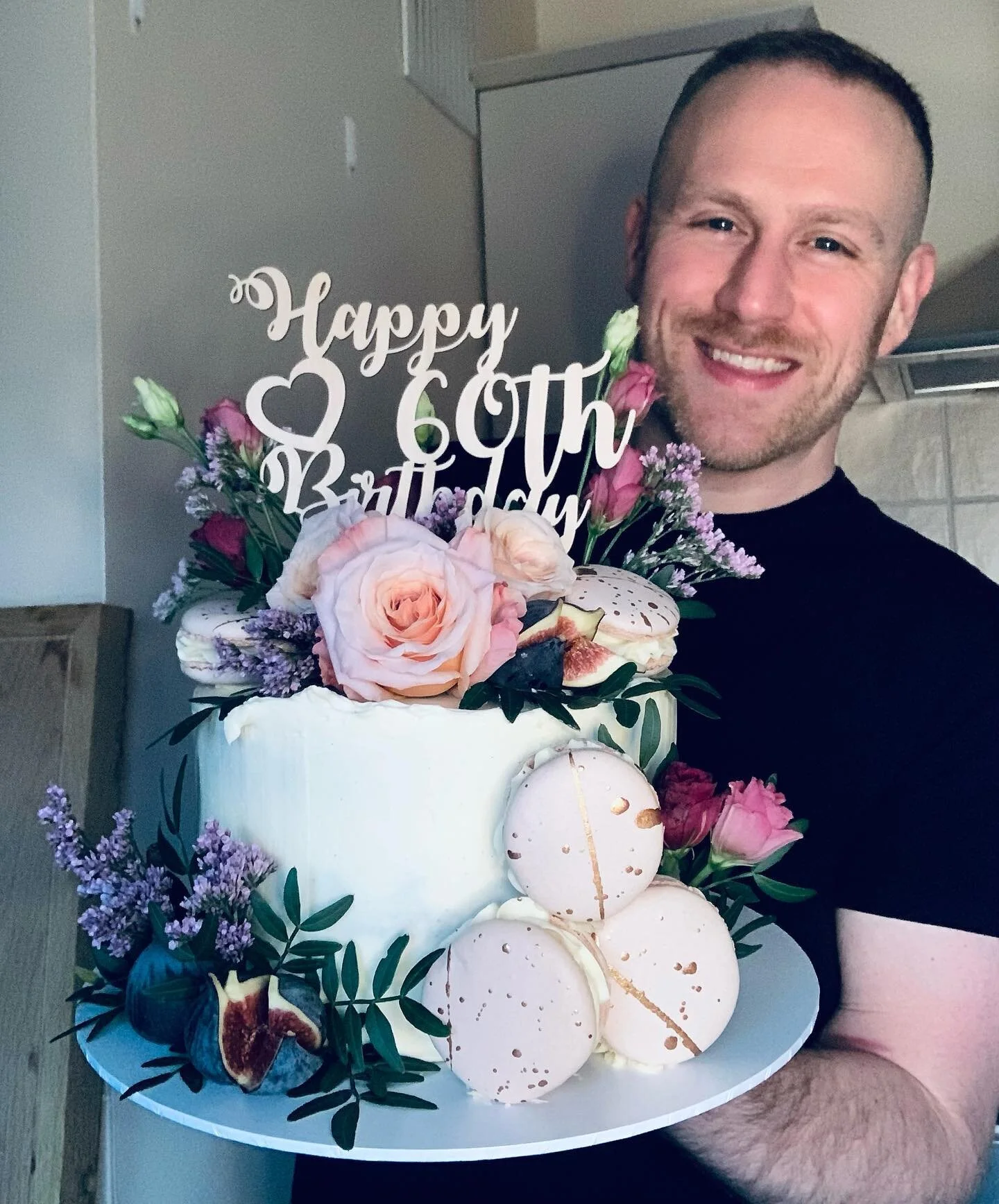 Spring is in the air! This lemon curd cake was topped with fresh flowers, figs and vanilla macaron. I&rsquo;ve never managed to get macaron right, but I was pleased with these lovelies. Thanks to @nataliespenceuk for the design idea. 
.
.
.
#cake #ca