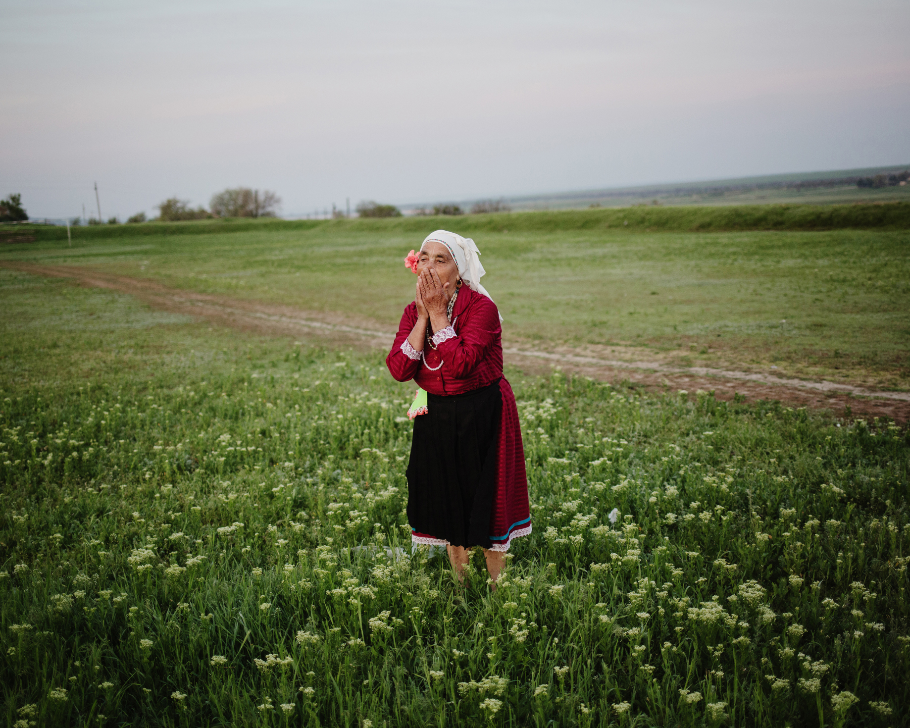  Besalma - Vasilissa Kease is a member of a tra- ditional folk group who sing old songs and “perform” Gagauz traditions as on this photo (washing face in the dew the morning of Hederlez) 