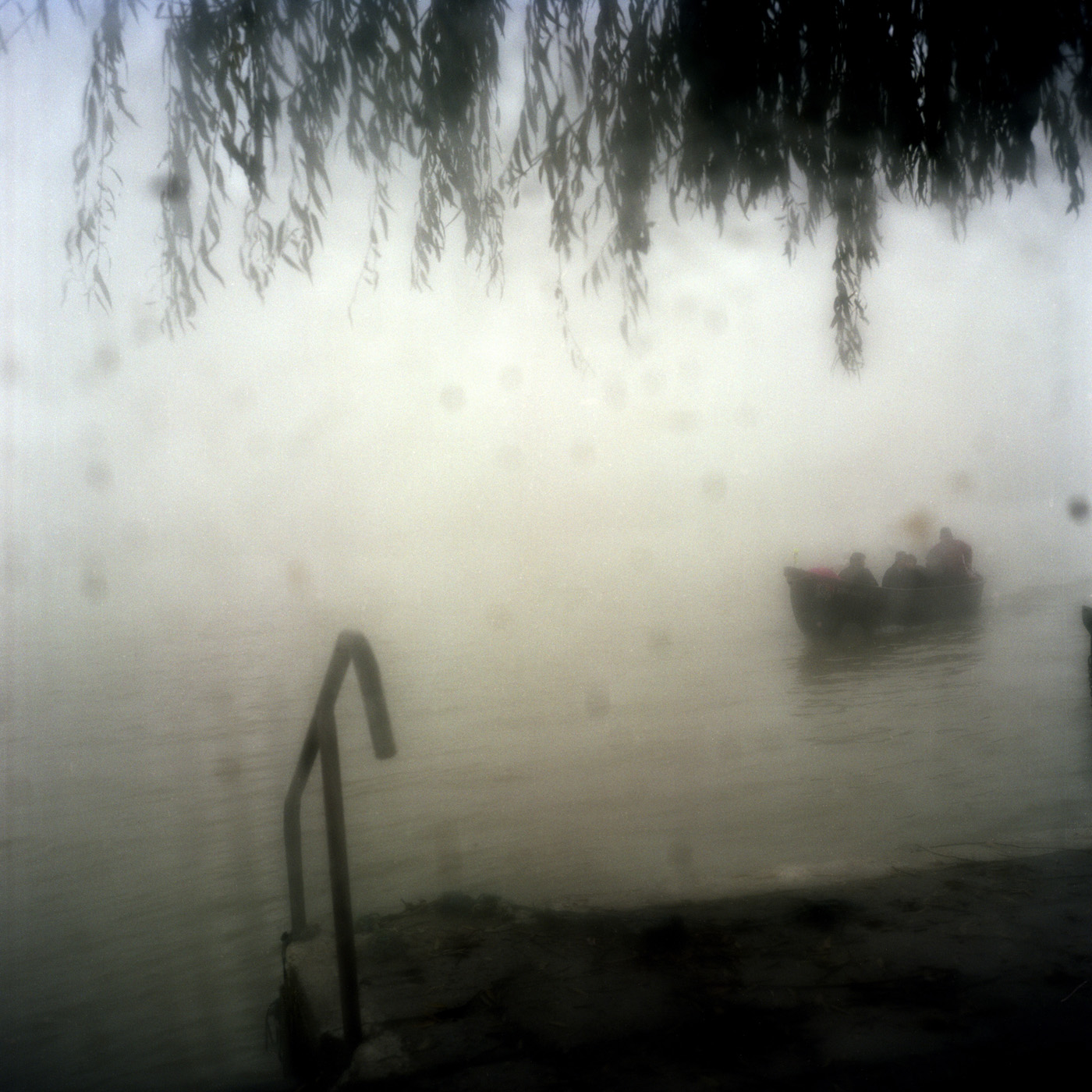  The village extend from both sides of the Danube. A boat makes the link for 0,5 Lei. The ferrymen, employed by the owners of the boats, take over from each other all along the week. A day each, rowing for the unlucky ones who don't have an engine. 