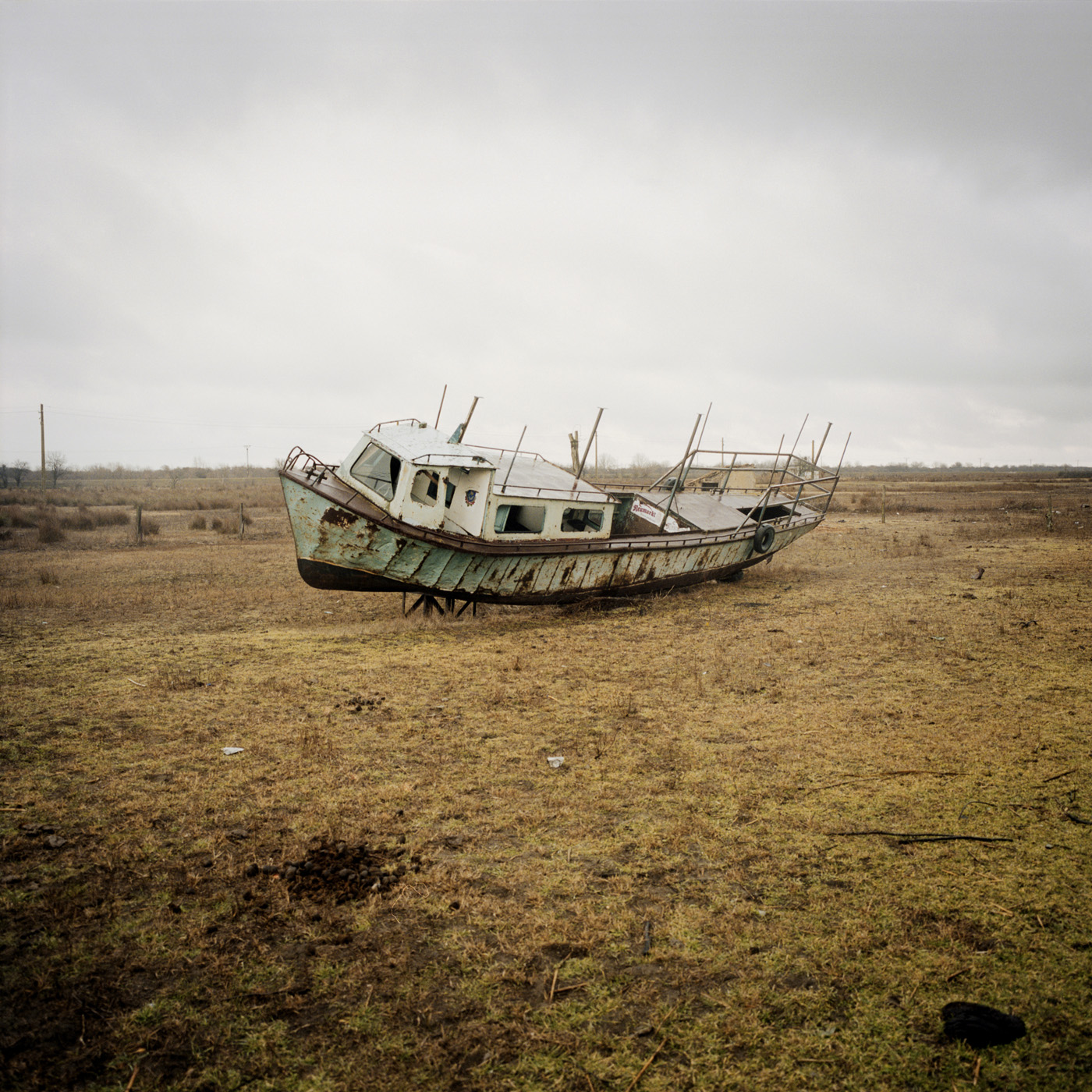  An old boat at the gate of the village of Sfitofsca. 