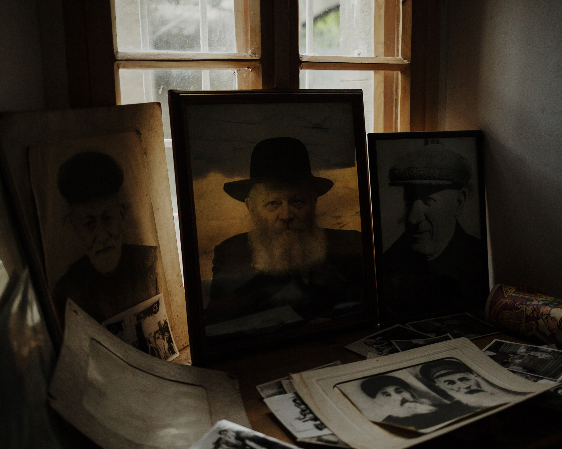  In the synagogue of Akhaltsikhe. One person still takes care of the synagogue. A dozen of Jews remain today in the city. They wait impatiently in the morning that some foreign Jews tourists arrive to be able to pray with them. 