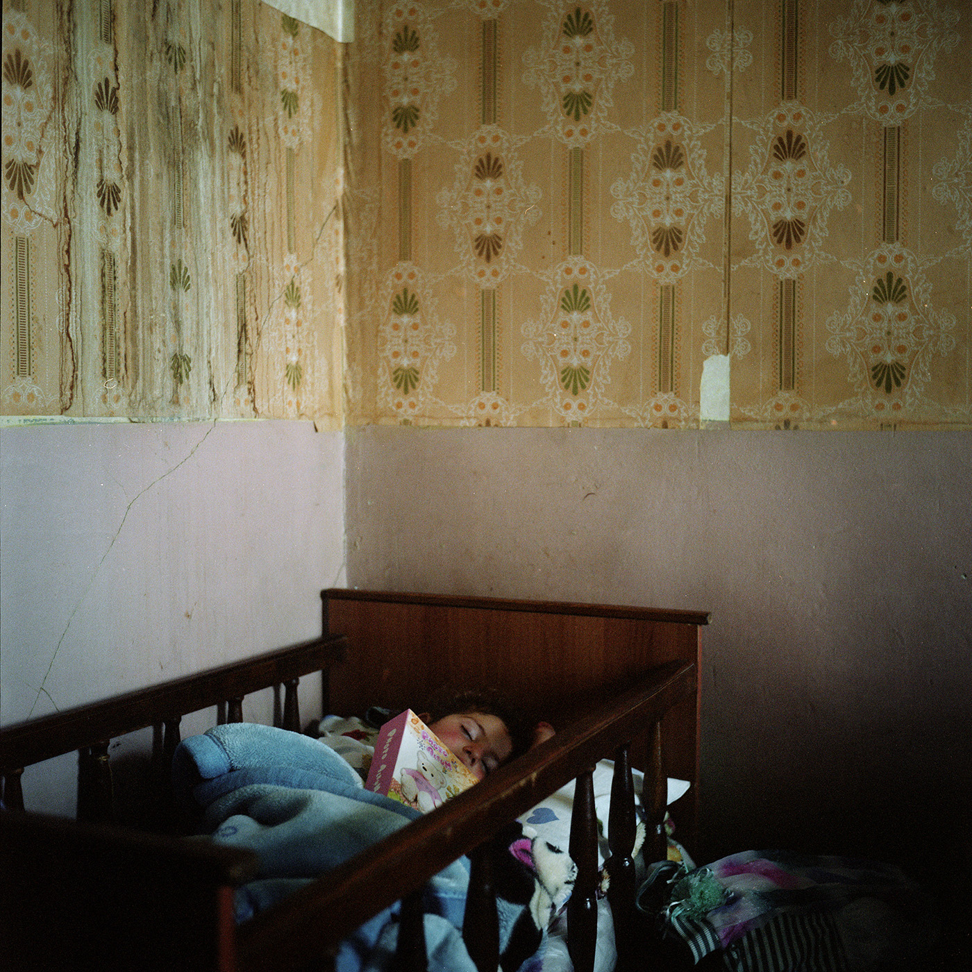  Lilith, Anoush's daugther, fell asleep with the photo album of her father. He went to Russia to work for years to earn money to build them a house in the village. 