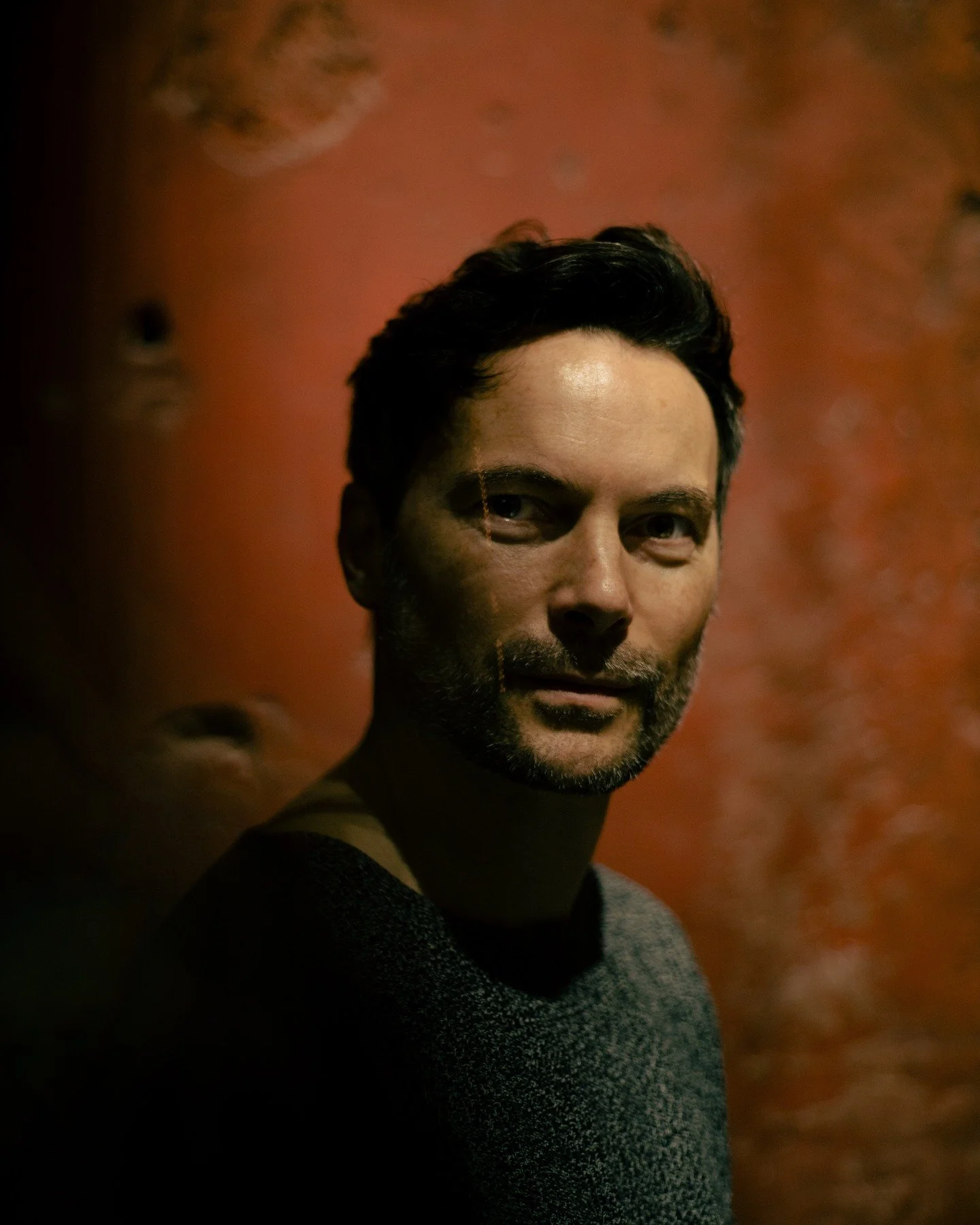 Camille Rocailleux, compositeur et metteur en sc&egrave;ne, photographi&eacute; au Th&eacute;&acirc;tre des Bouffes du Nord.

&copy; Julien Pebrel / @agence_myop

#portrait #documentaryphotography #photographie #photo #photography #photographer #port