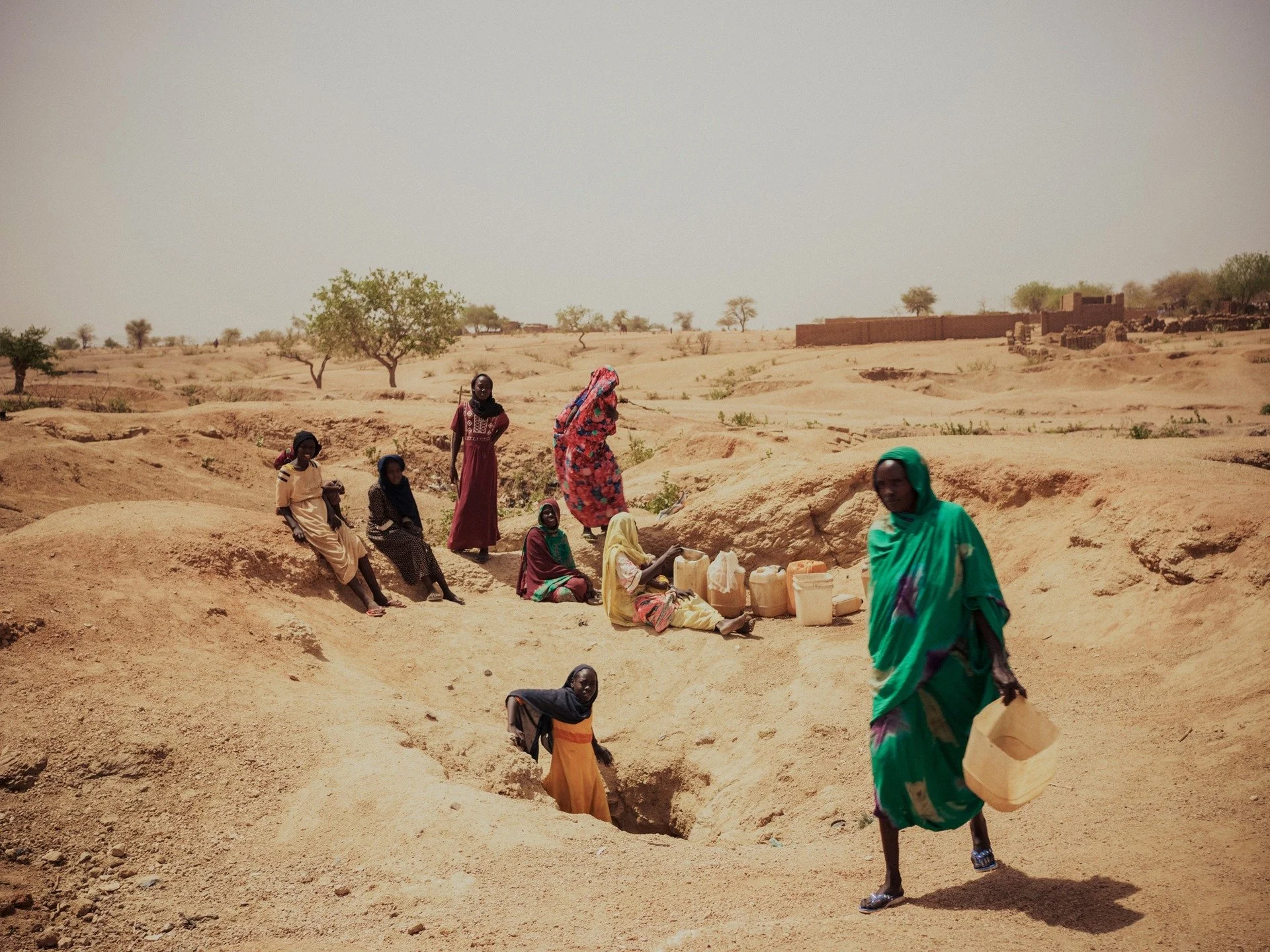 The precarious exile of Sudanese refugees in Chad, 2024.

Women digging for water at the entrance of Farchana refugee camp.

The Farchana refugee camp in Tchad hosts refugees fleeing fights in Sudan between the Rapid Support Forces (RSF) and the SAF,