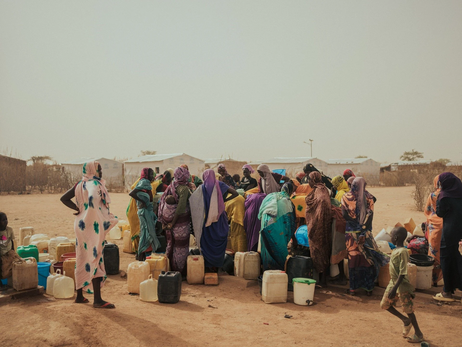 The precarious exile of Sudanese refugees in Chad, 2024.

--

Women are waiting for the opening of the water distribution point in the Farchana refugee camp.

The Farchana refugee camp in Tchad hosts refugees fleeing fights in Sudan between the Rapid