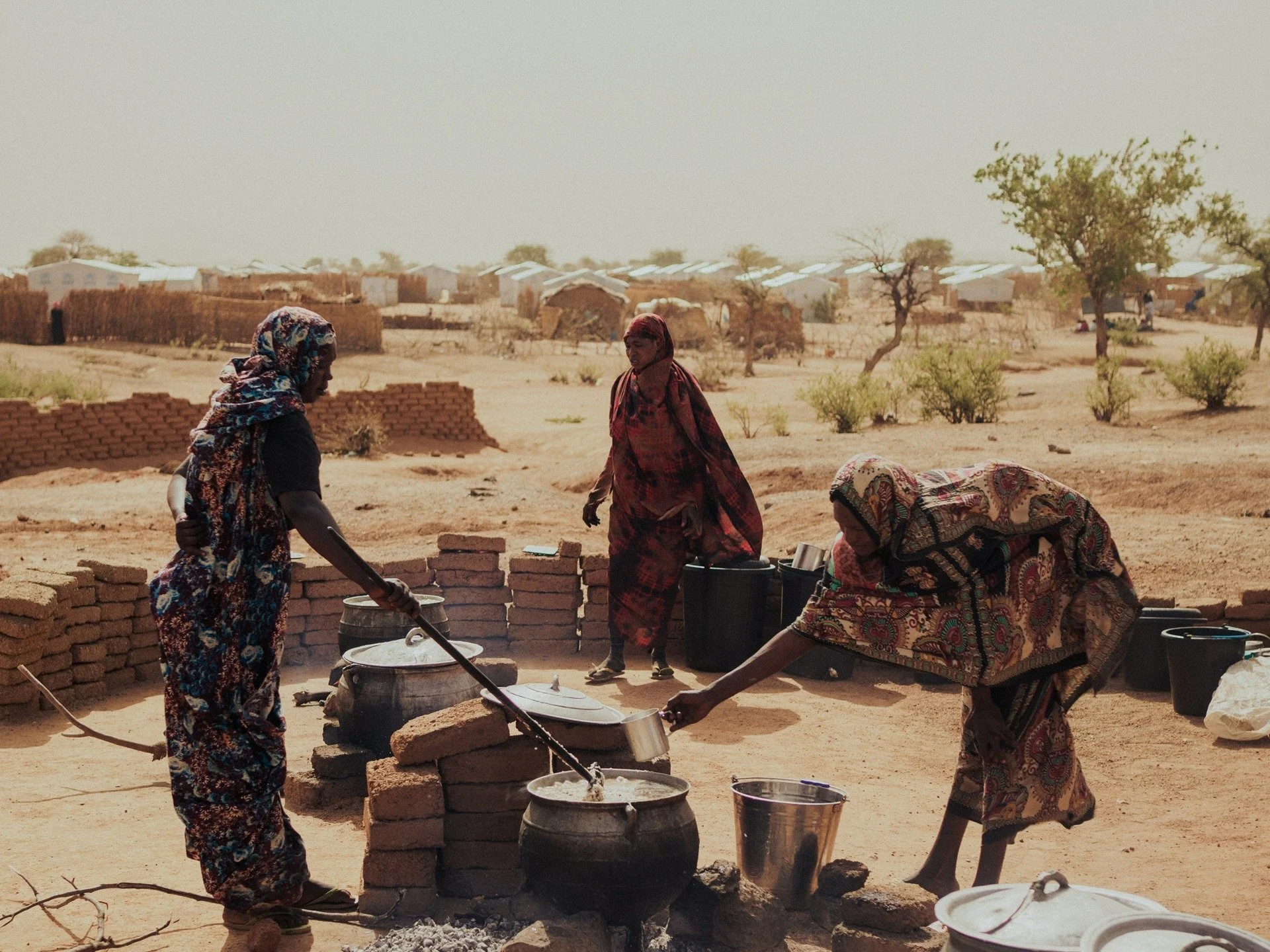 The precarious exile of Sudanese refugees in Chad, 2024.

--

Women from Farchana camp are preparing the meal for the pupils of the newly installed school.

The Farchana refugee camp in Tchad hosts refugees fleeing fights in Sudan between the Rapid S